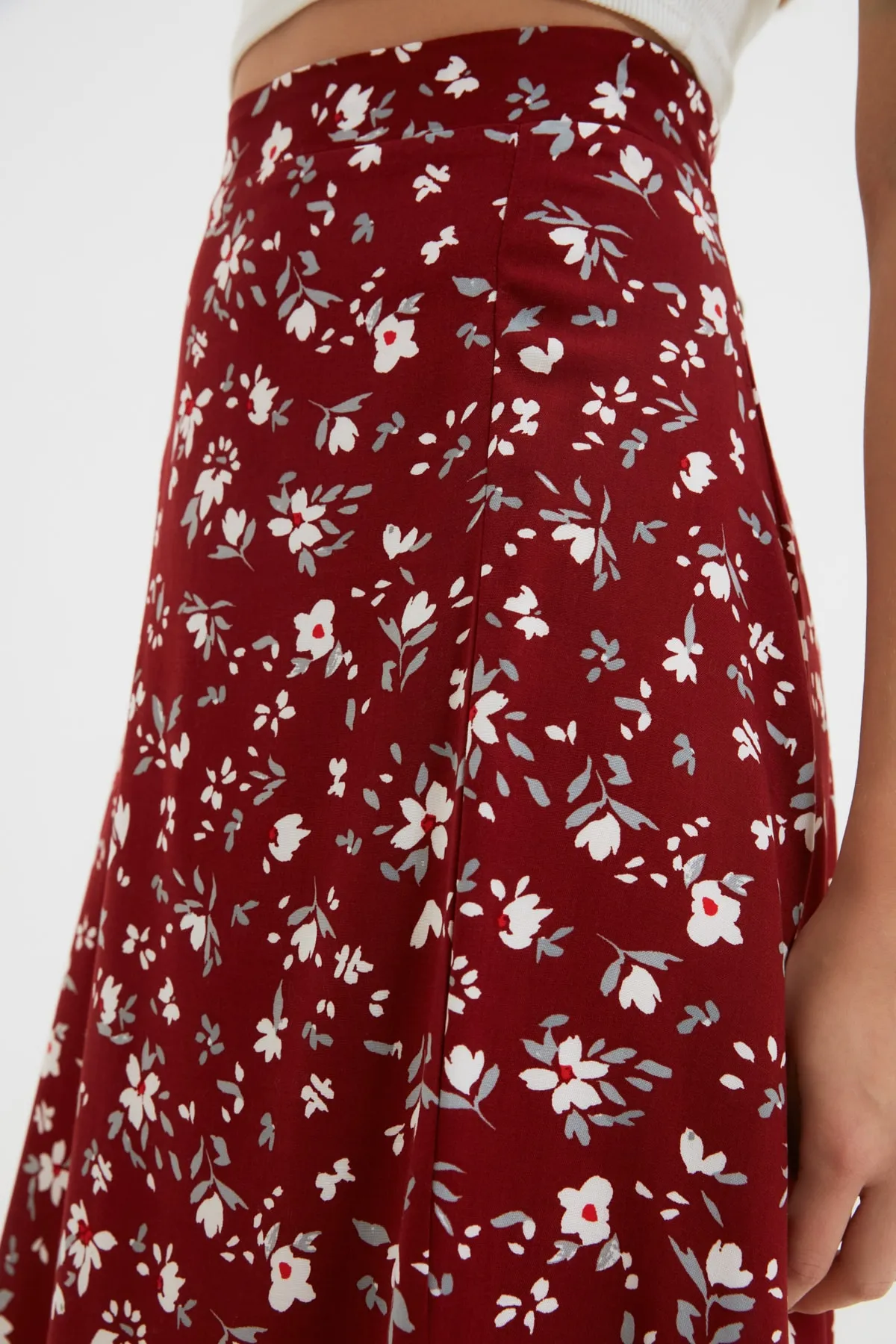 Trendyol Collection  Burgunderfarbener Midi-Webrock aus Viskosestoff mit Schlitz und detailliertem Blumenmuster TWOSS20ET0231