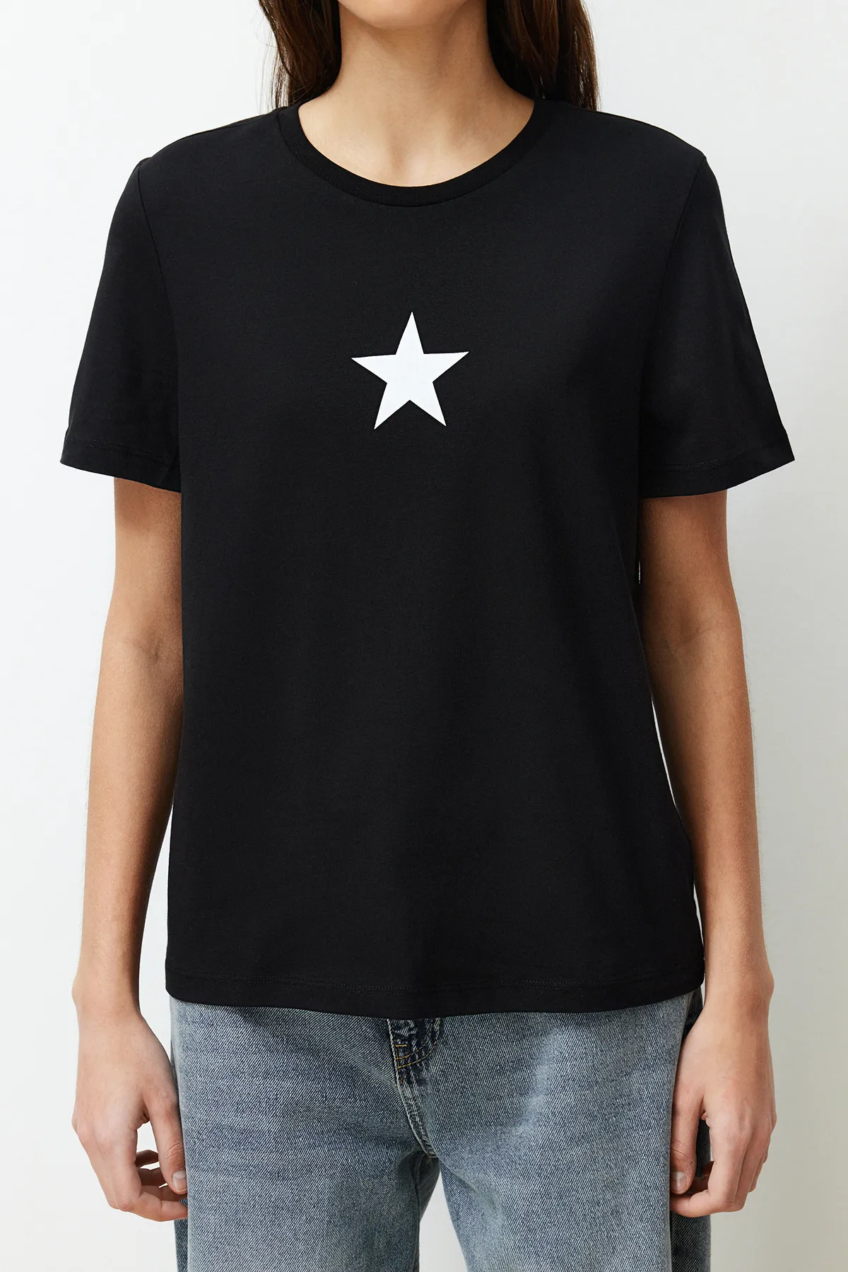 Trendyol Collection  Schwarzes Strick-T-Shirt mit Rundhalsausschnitt und Stern-Aufdruck, 100 % Baumwolle, Regular/Regular Fit TWOSS24TS00095