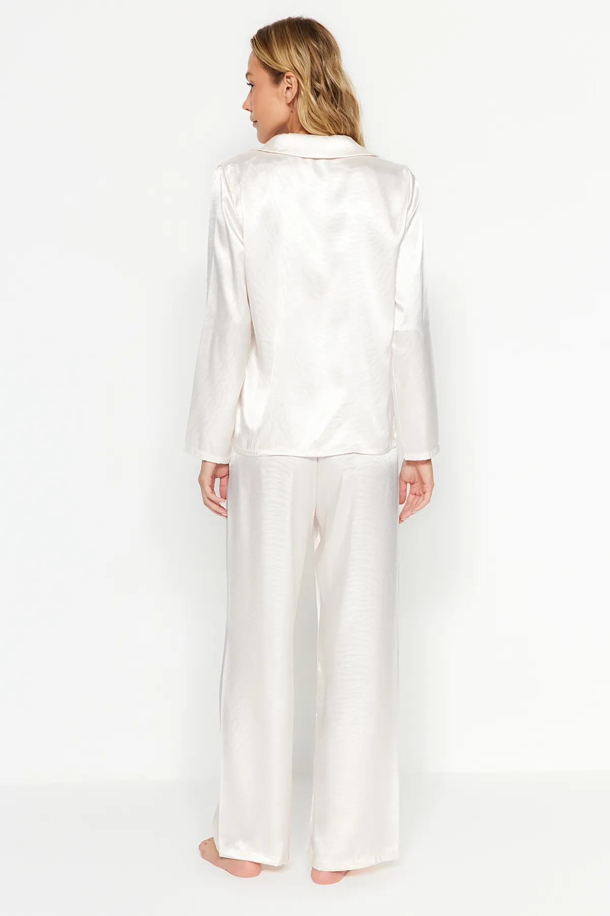 Trendyol Collection  Ecrufarbenes, gewebtes Pyjama-Set aus Hemd und Hose aus Satin mit Tiermuster THMAW24PT00001
