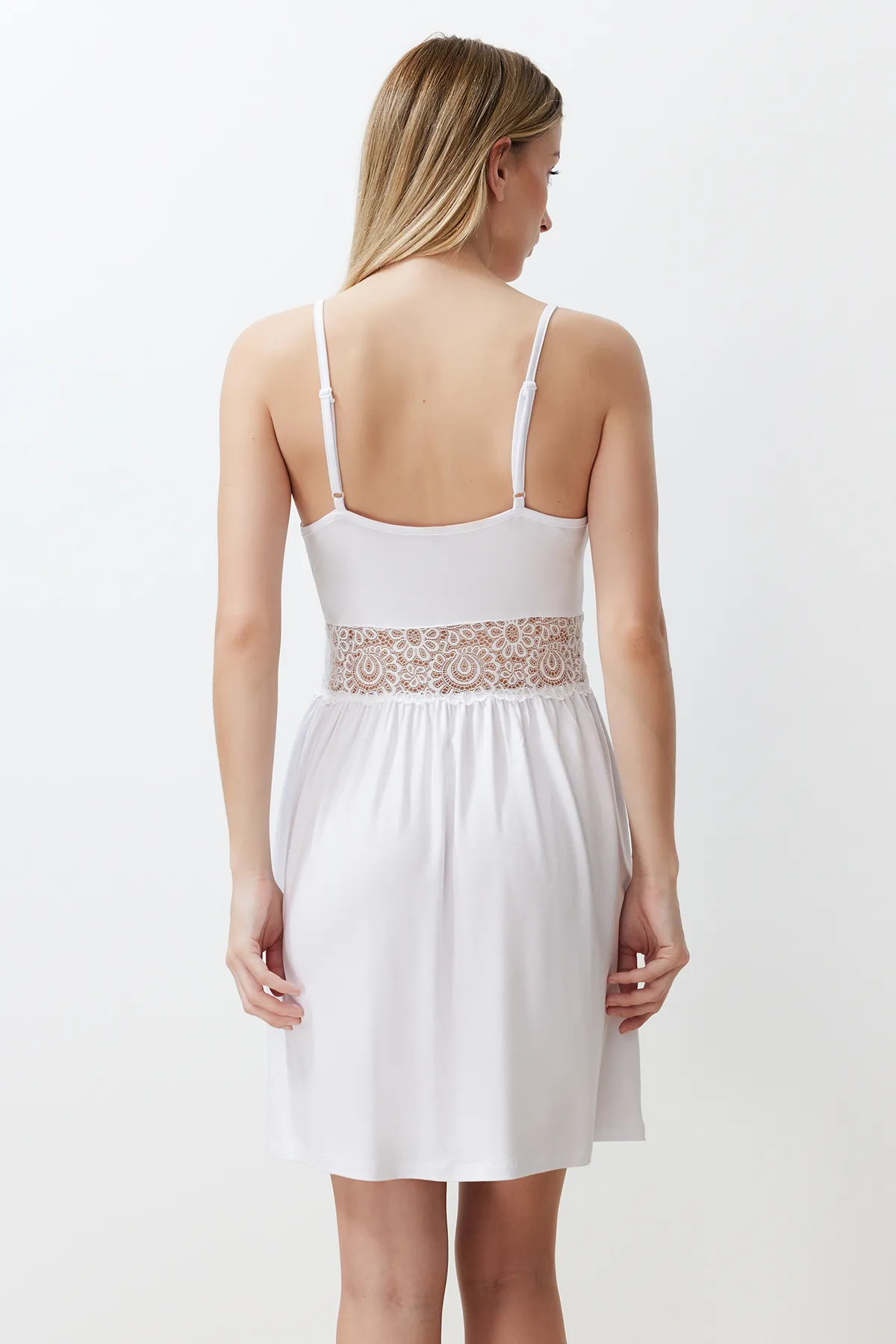 Trendyol Collection  Ecrufarbenes Strick-Nachthemd mit Spitzendetail und Seilträgern THMSS22PT0355