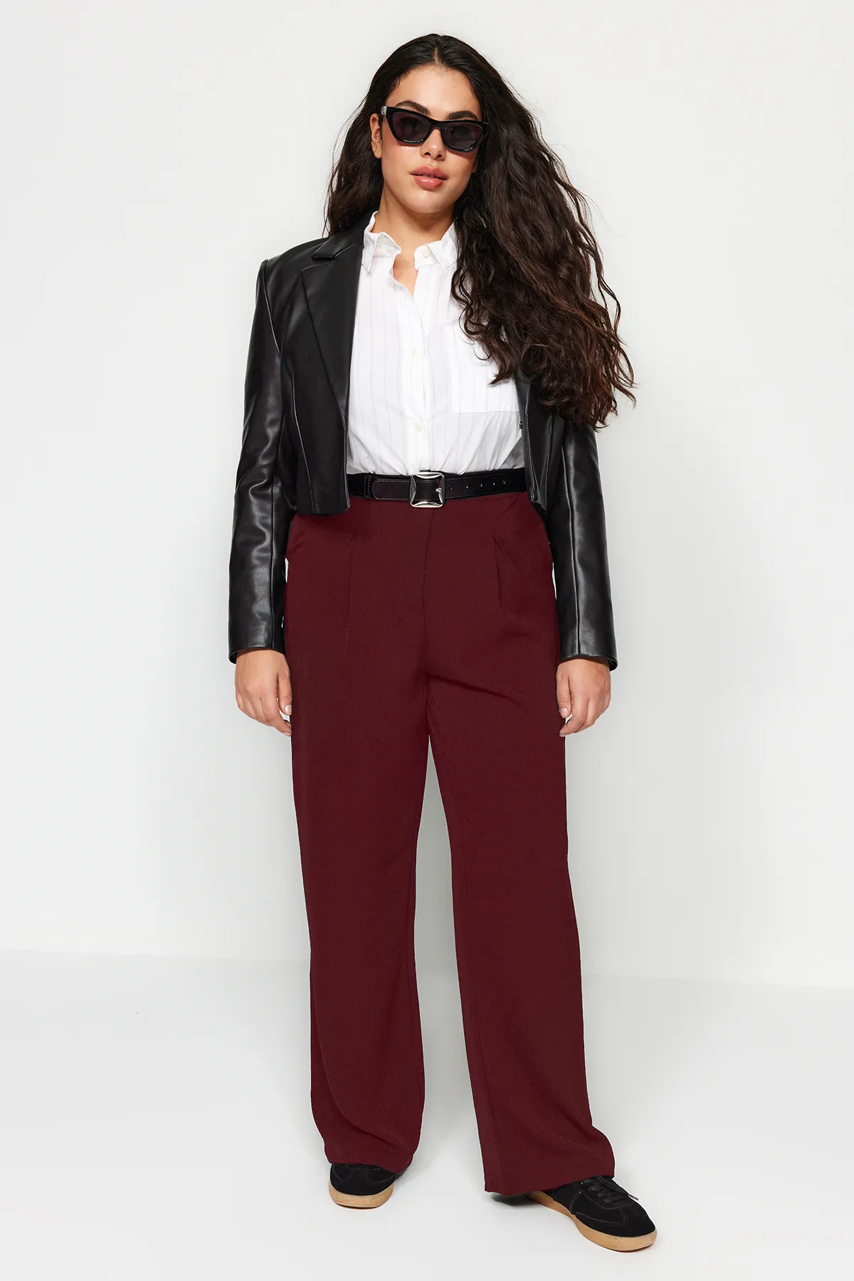 Trendyol Curve  Burgunderrote gewebte Hose mit hoher Taille und Falten TBBSS22PL0448