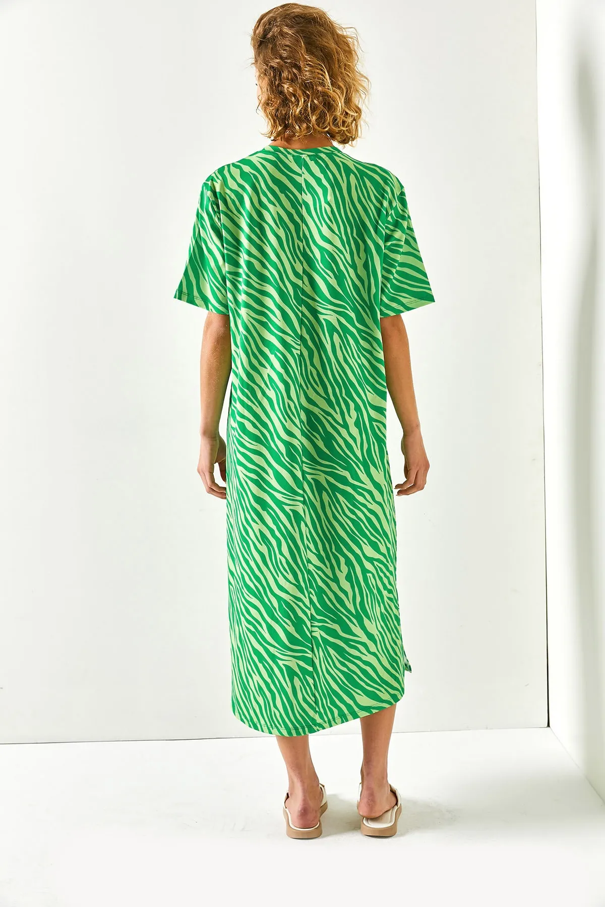 Olalook  Viskosegrünes, seitlich geschlitztes Oversize-Baumwollkleid für Damen ELB-19001880