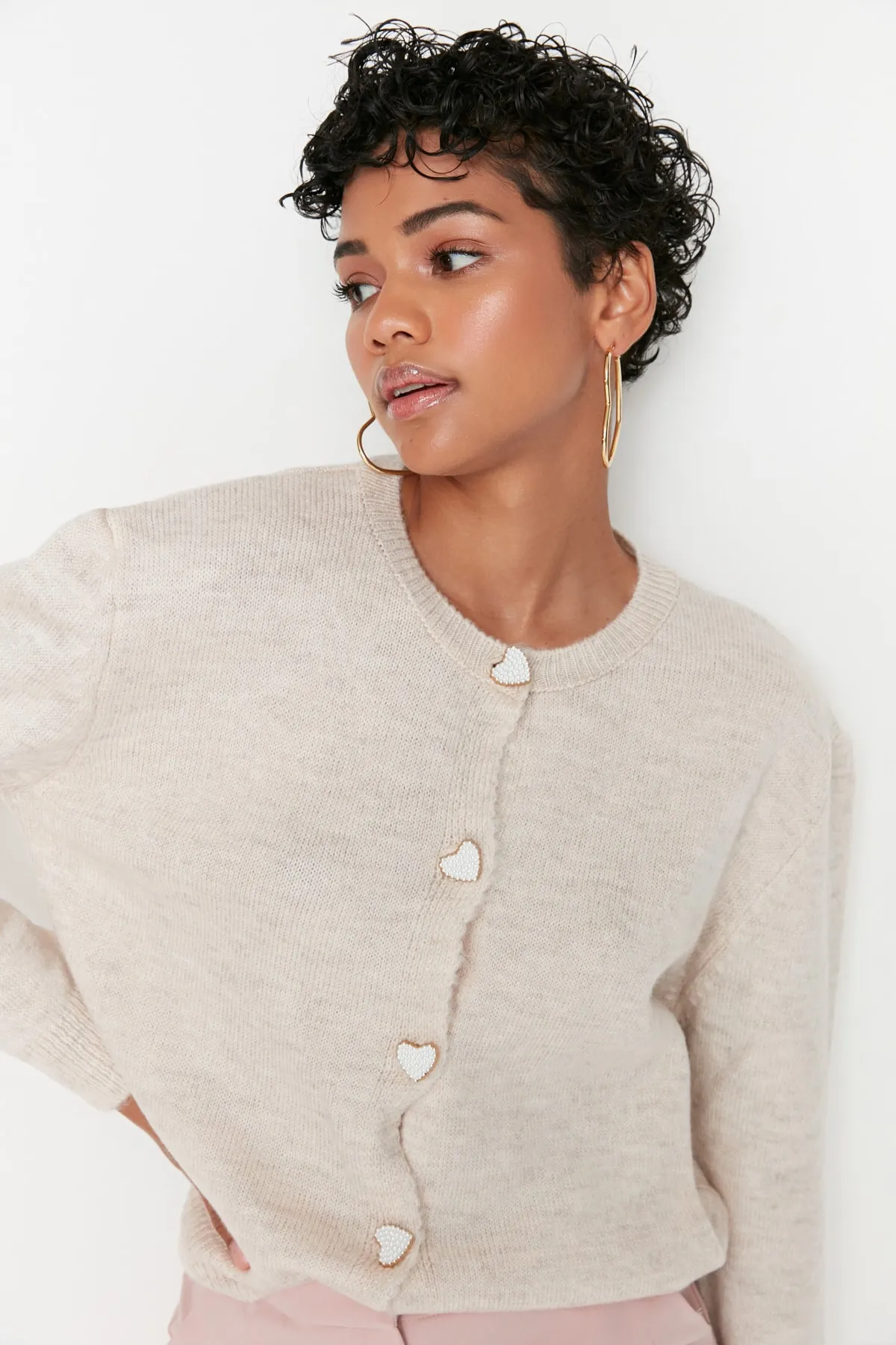 Trendyol Collection  Steinfarbene, weich strukturierte Strick-Strickjacke mit Juwelenknöpfen TWOAW22HI0044