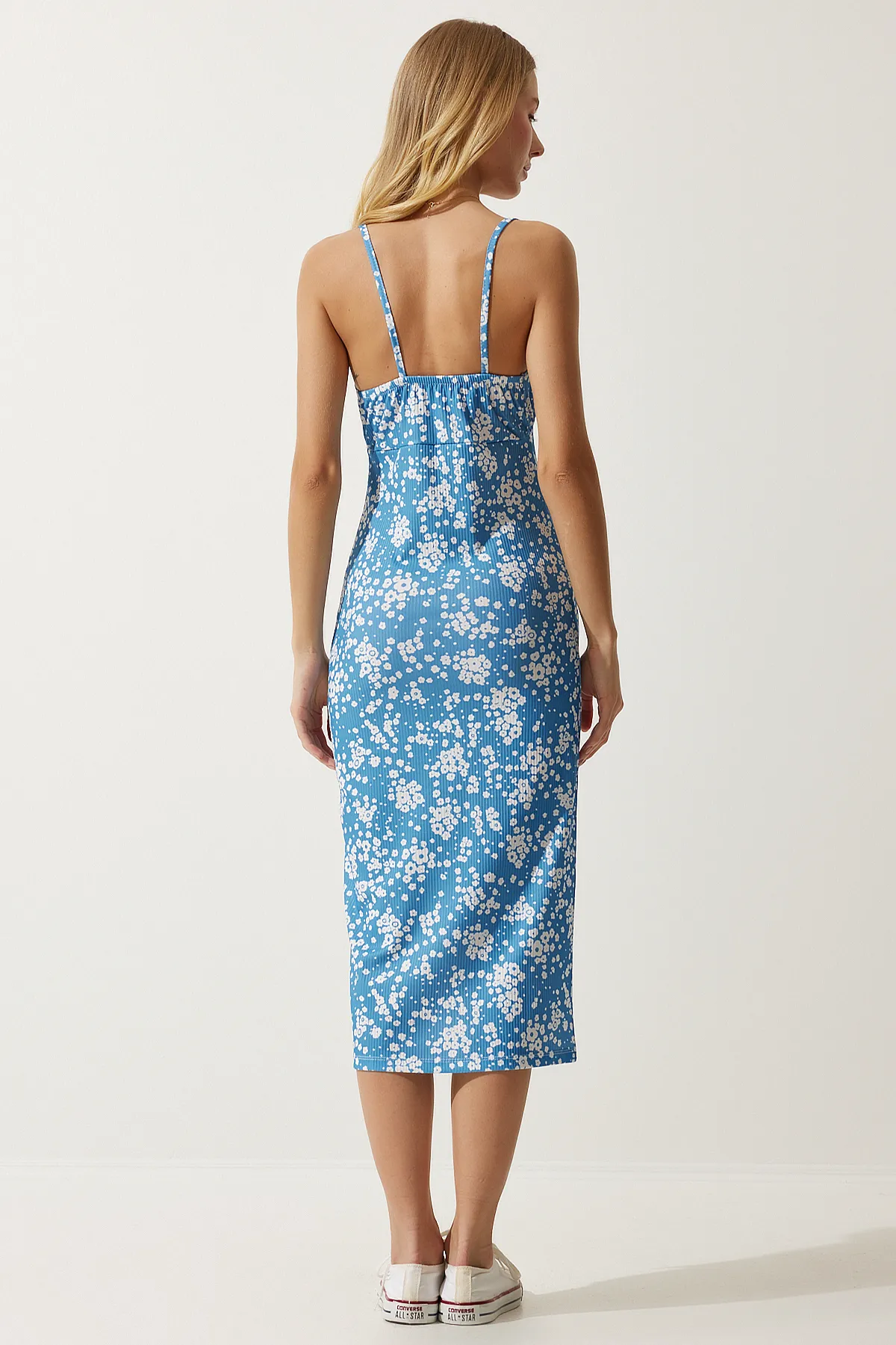 Happiness İstanbul  Hellblaues, weißes, geblümtes, geschlitztes Sommer-Strickkleid für Damen CI00029