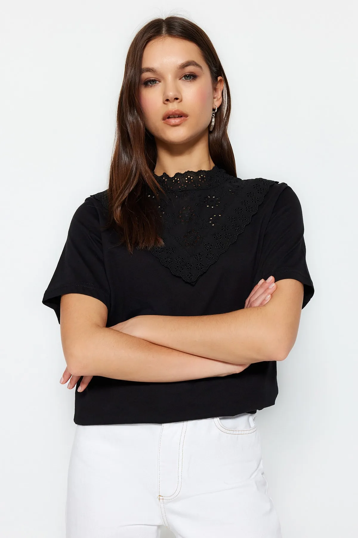 Trendyol Collection  Schwarze bestickte Strickbluse aus Baumwolle mit hohem Kragen und Grundmuster TWOSS23BZ00879