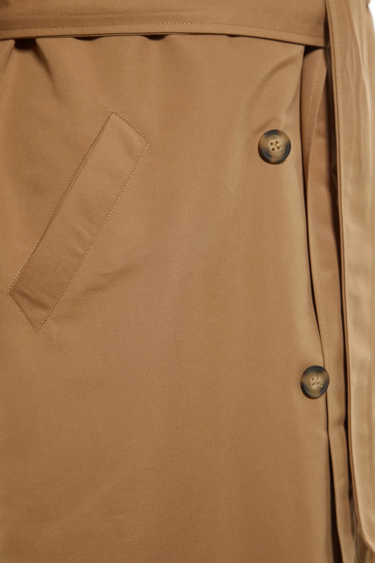 Trendyol Curve  Kamelfarbener Trenchcoat mit Schulterklappen, detailliertem Jackenkragen und Gürtel und breiter Passform