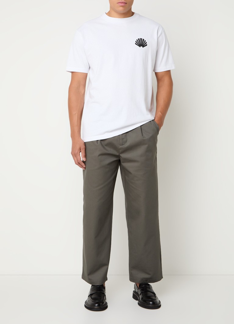 O nouă versiune a pantalonilor chino cu croială largă și buzunare laterale de la Asociația de Surf din New Amsterdam.