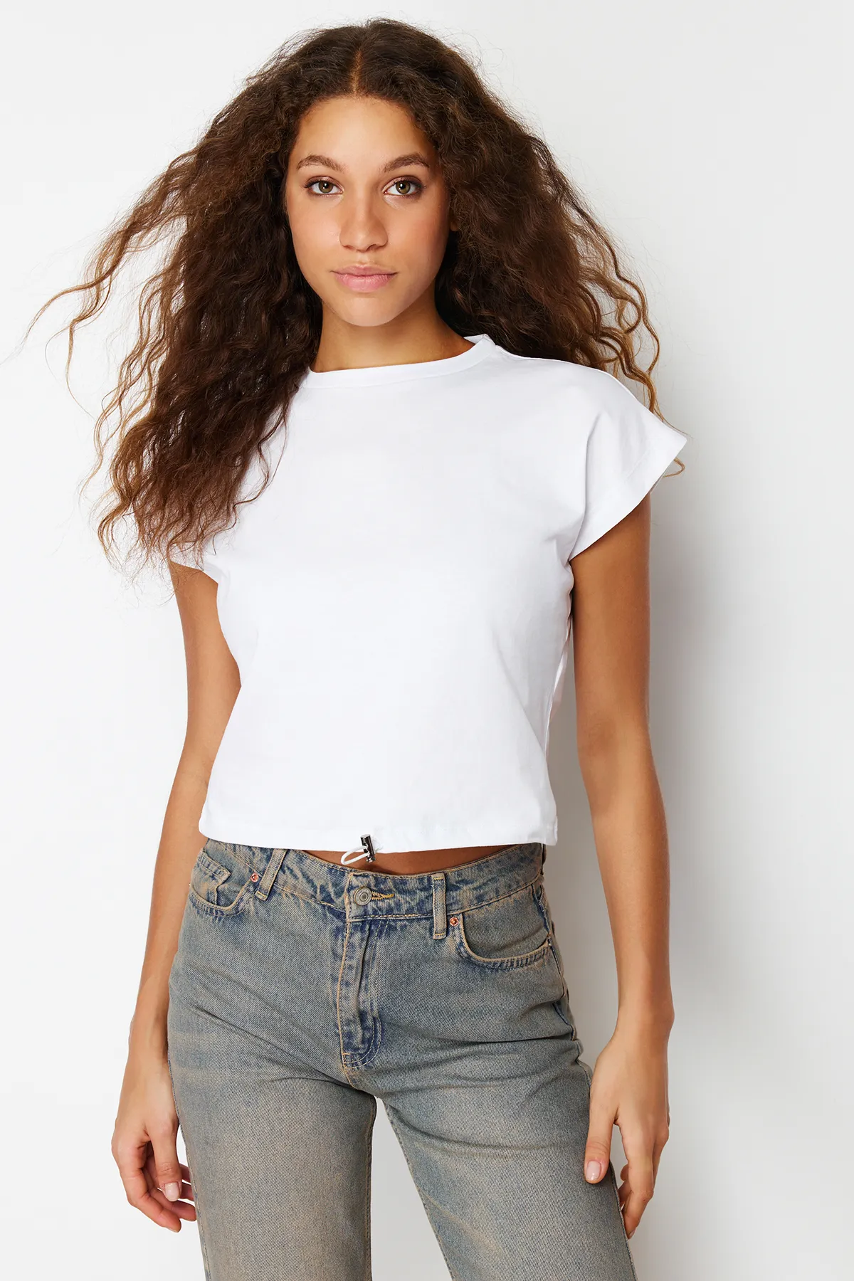 Trendyol Collection  Weißes, 100 % Baumwolle mit Stopper, Regular/Regular Fit, Mondärmel, kurzes Strick-T-Shirt TWOSS24TS00057