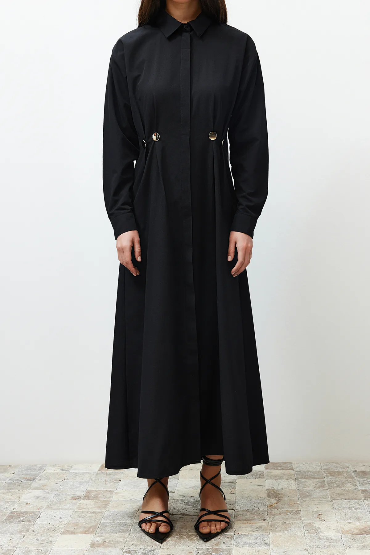 Trendyol Modest  Schwarzes gewebtes Hemdkleid mit Accessoire-Detail an der Taille TCTSS24EB00142