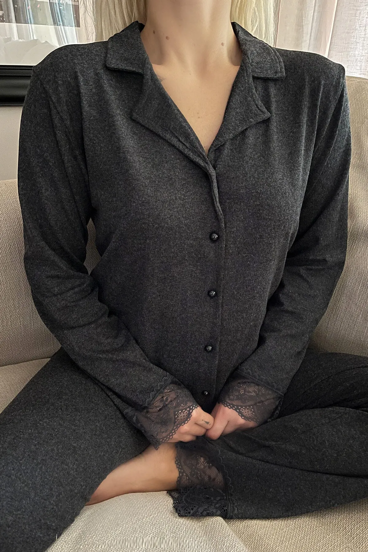 Pijamaevi  Schwarzer langärmliger Bambus-Pyjama mit Knöpfen vorne