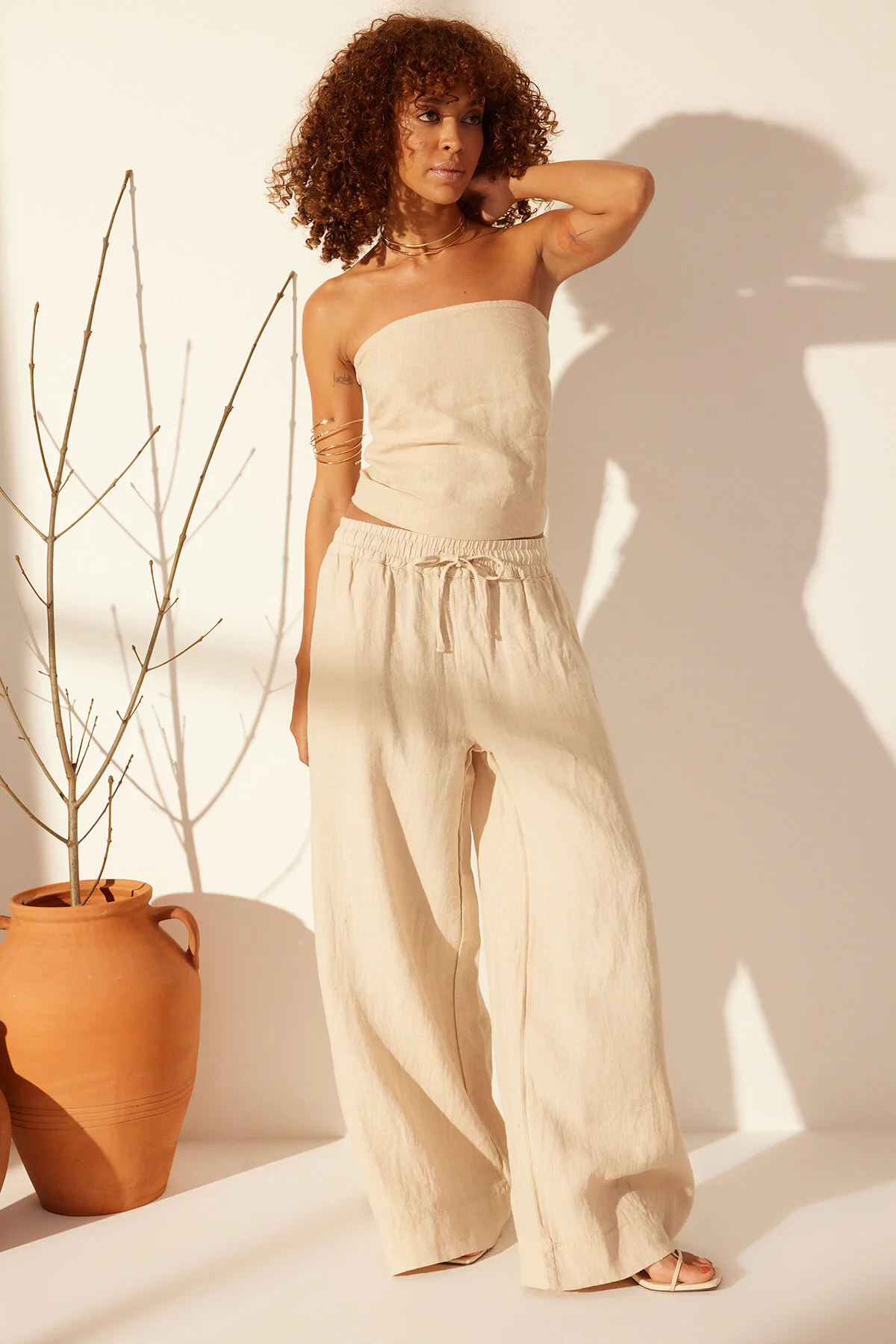Trendyol Collection  Beige Hose aus 100 % Leinen mit elastischem Bund und hoher Taille und extra weitem Bein TWOSS24JE00251