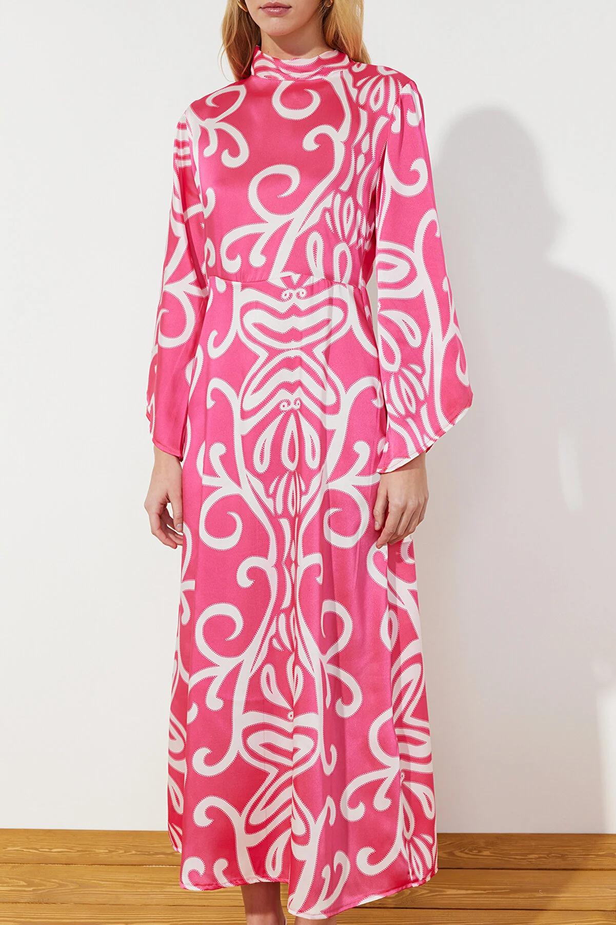 Trendyol Modest  Ecru Fuchsia gemustertes, gewebtes Satin-Abendkleid TCTSS24DB00017