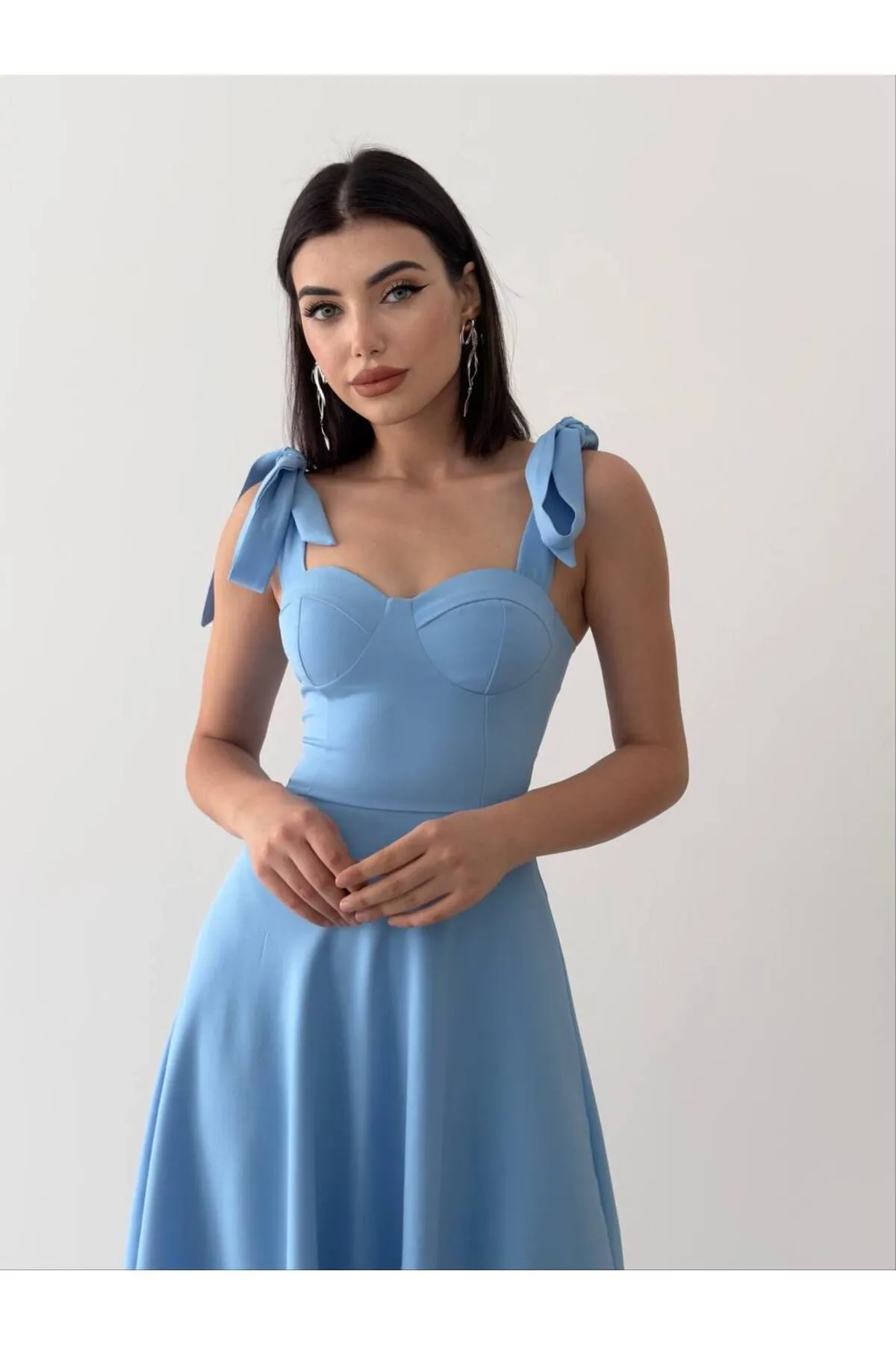 SONREİR  MIDIKLEID MIT HOSENTRÄGERBINDUNG UND HERZKRAGEN