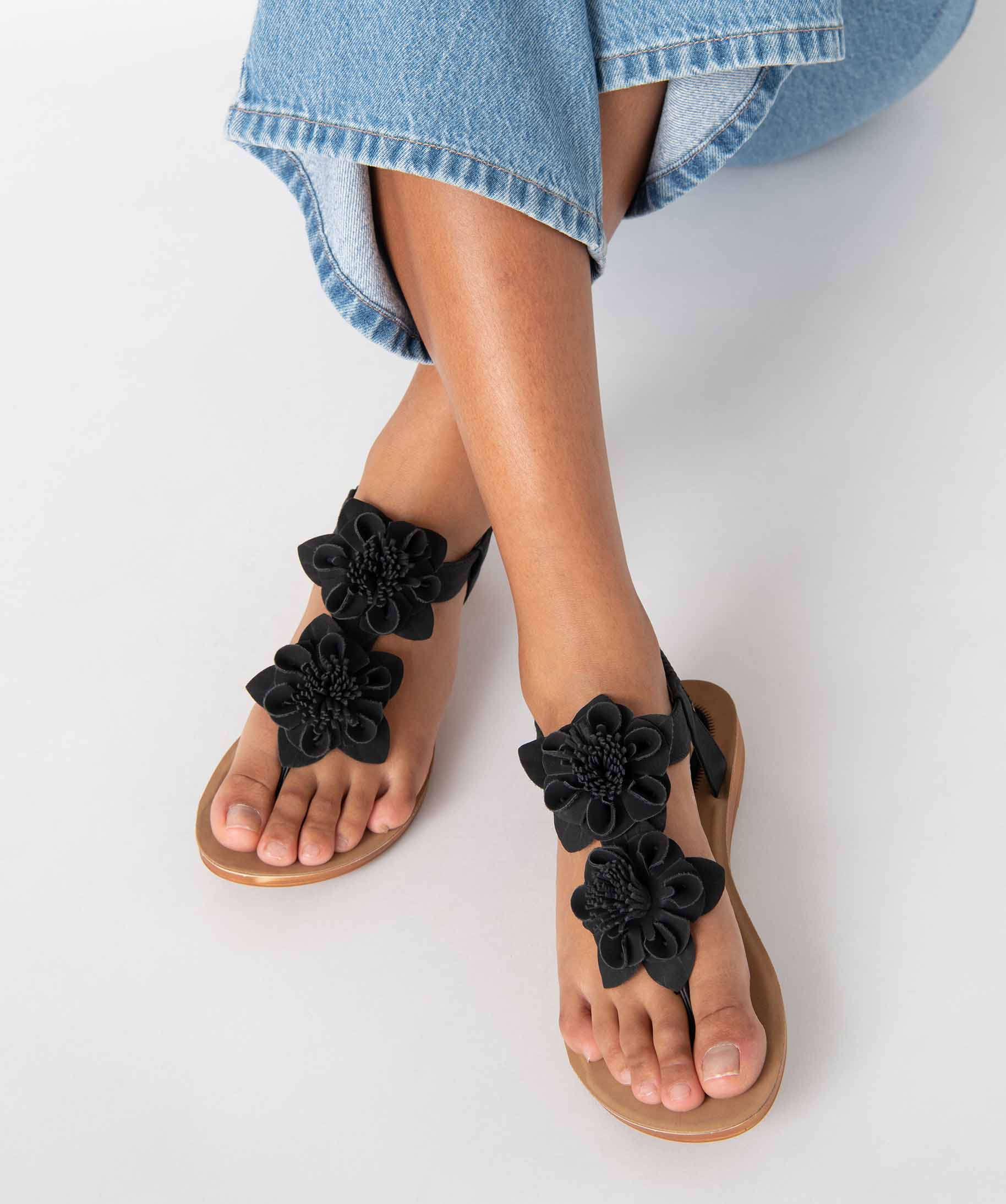 Sandales femme à entre-doigt ornées de fleurs en relief noir | GEMO