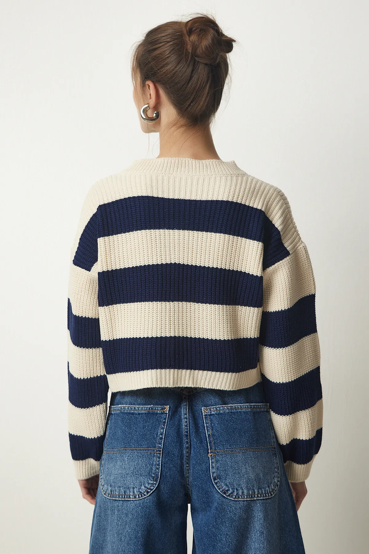 Happiness İstanbul  Cremefarbene, marineblaue Strickjacke mit Streifen und Reißverschluss für Damen MC00246
