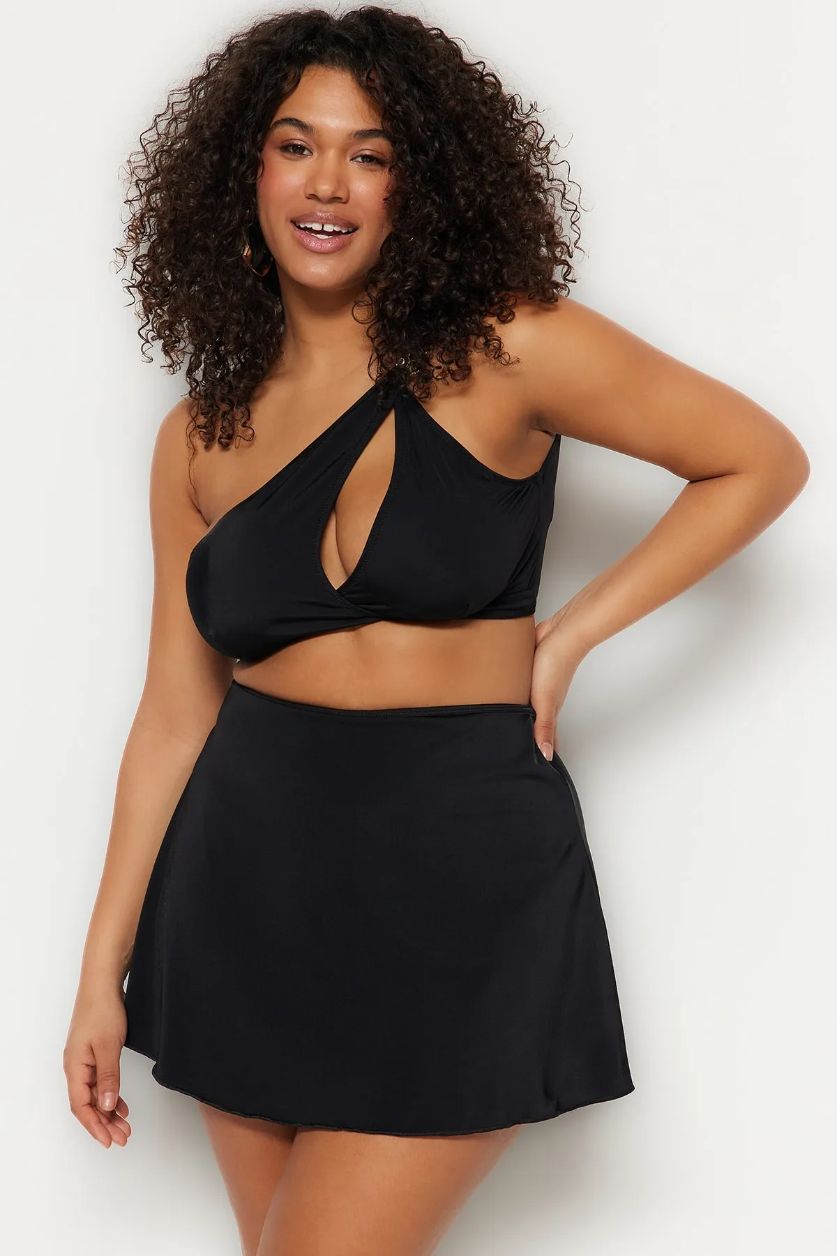 Trendyol Curve  Schwarze Bikinihose mit Shorts und Rock TBBSS23CR00015