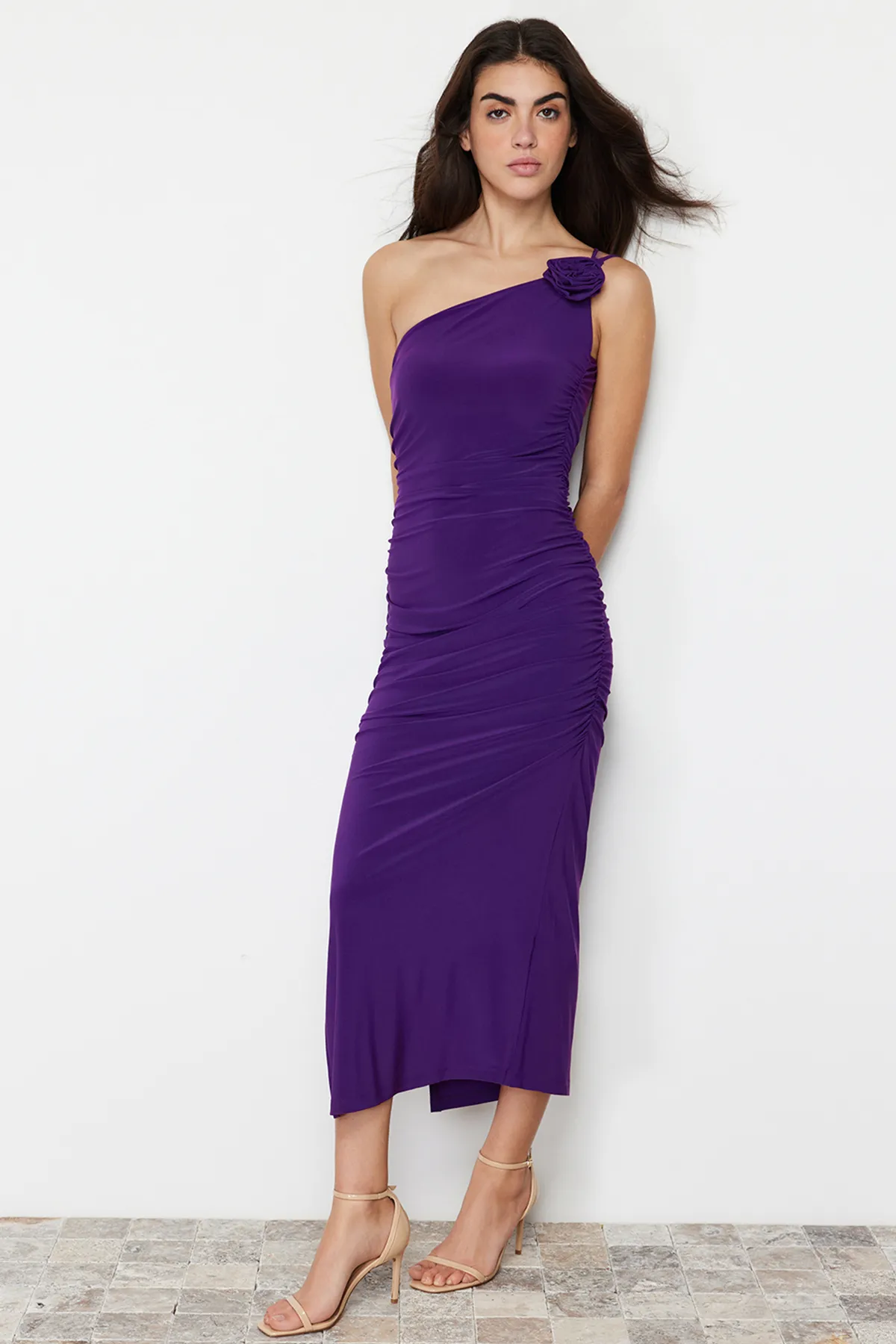 Trendyol Collection  Purple Accessory Rose Detailliert gerafftes Bodycon/tailliertes Stretch-Strick-Midi-Bleistiftkleid TWOSS24EL00413