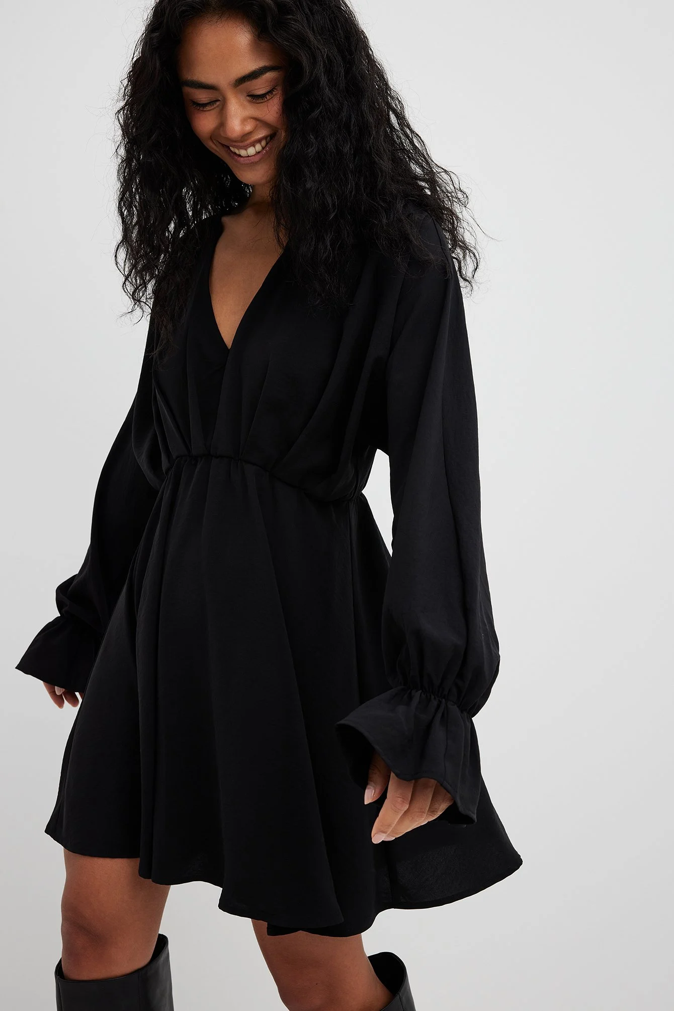 Fließendes Minikleid mit langen Ärmeln