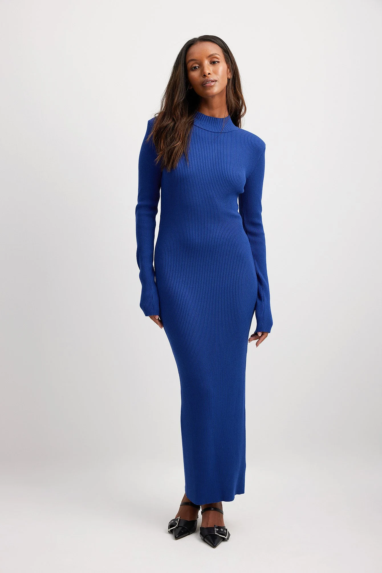Maxikleid mit gestrickten Schulterpolstern