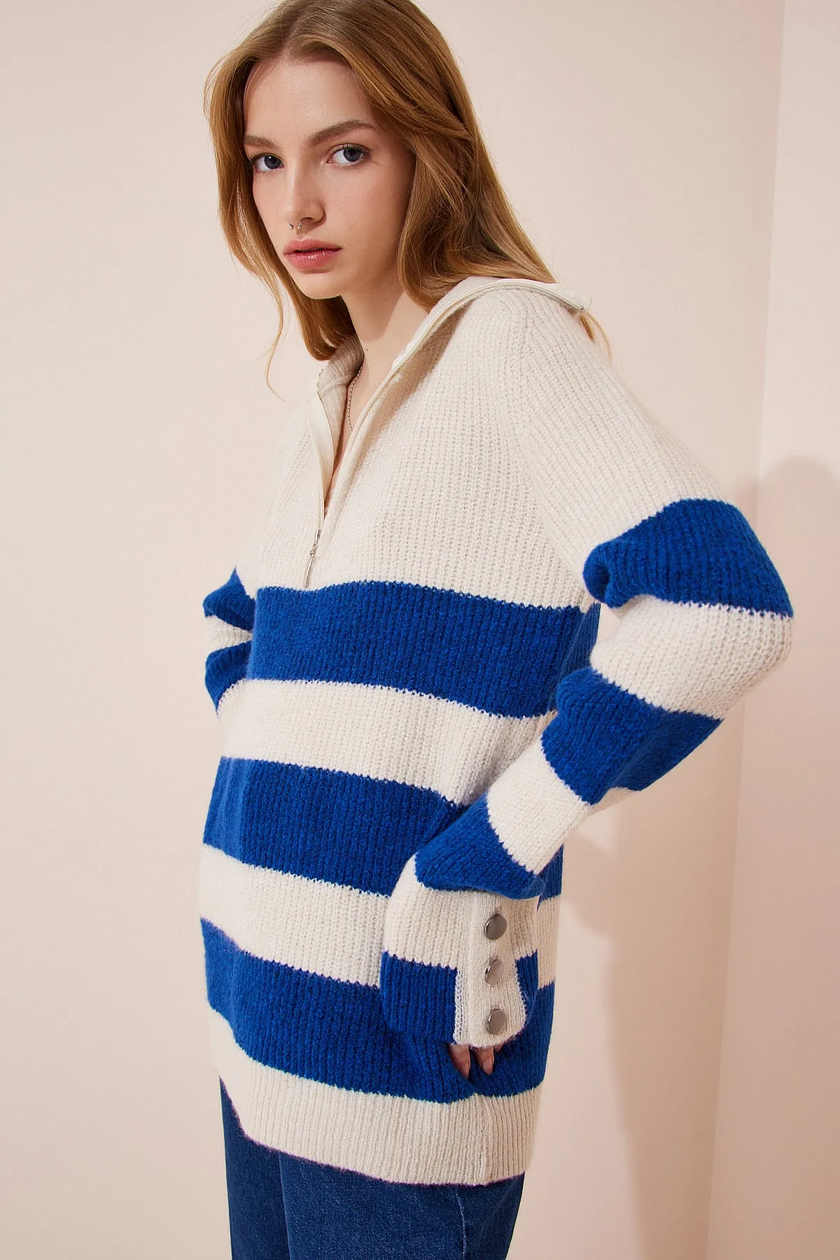 Happiness İstanbul  Cremeblauer Rollkragenpullover mit Streifenmuster und Reißverschluss für Damen LX00042