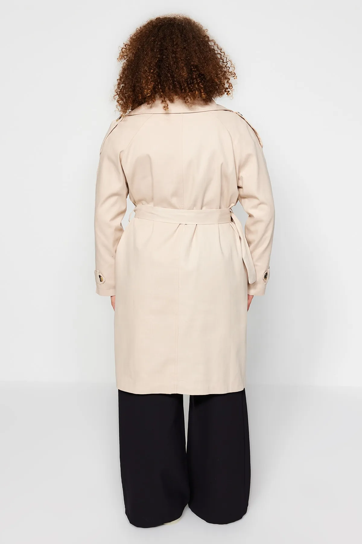 Trendyol Curve  Beigefarbener Gabardine-Trenchcoat mit Taillengürtel TBBAW24BM00002