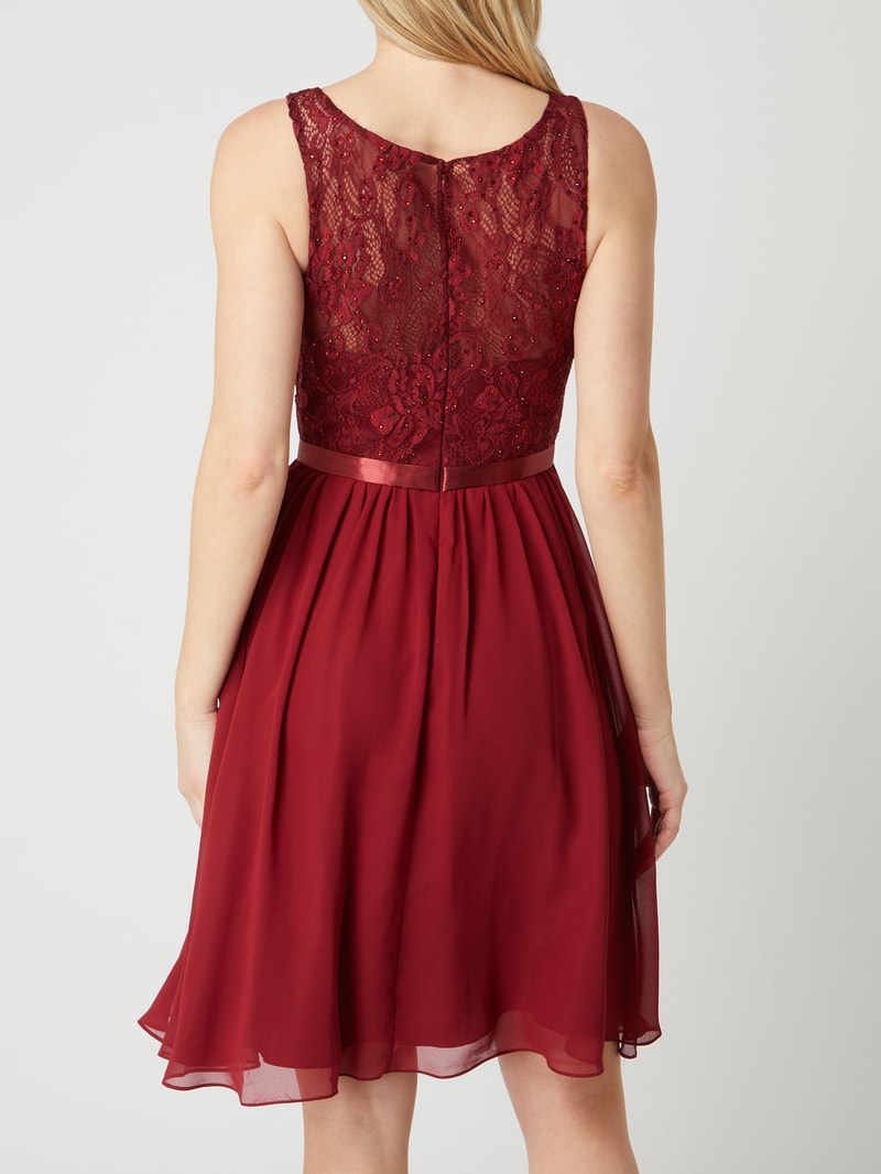 Abendkleid mit Ziersteinbesatz in bordeaux rot
