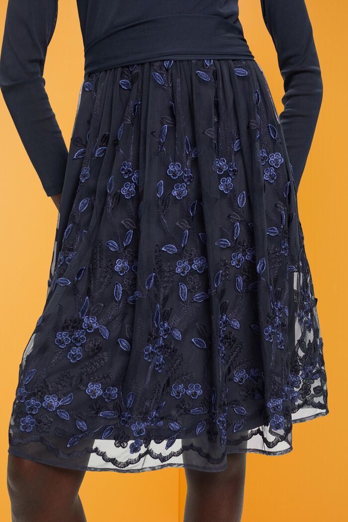 Minikleid mit 3D-Spitze und floral besticktem Mesh