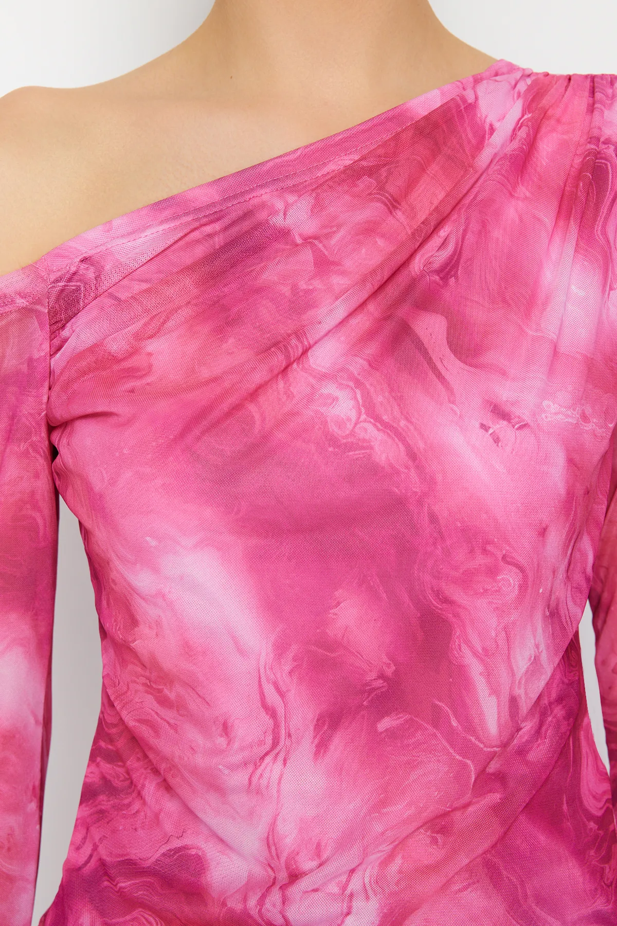 Trendyol Collection  Pink*001 Gemusterte, mit Tüll gefütterte Strickbluse mit asymmetrischem Kragen TWOAW24BZ00051
