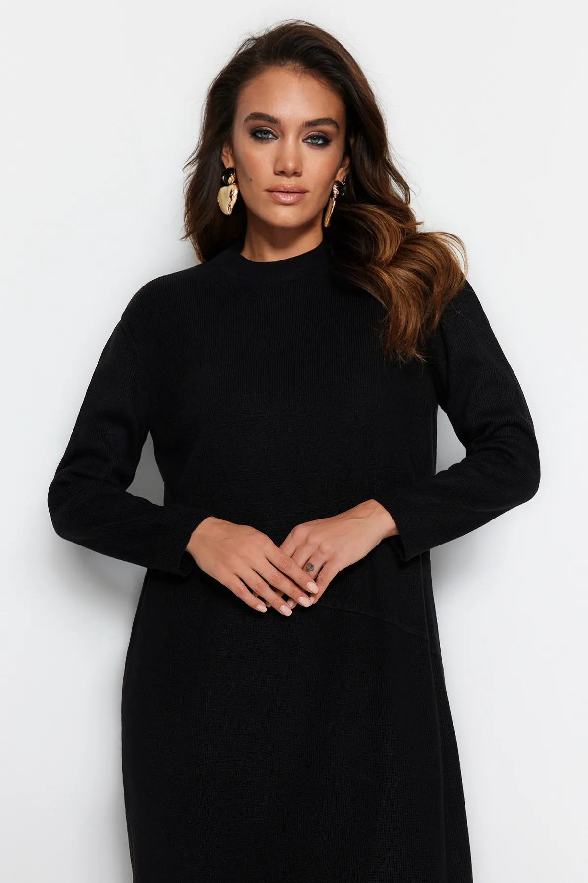 Trendyol Modest  Schwarzes Strickkleid mit Ziernähten TCTAW24EB00000