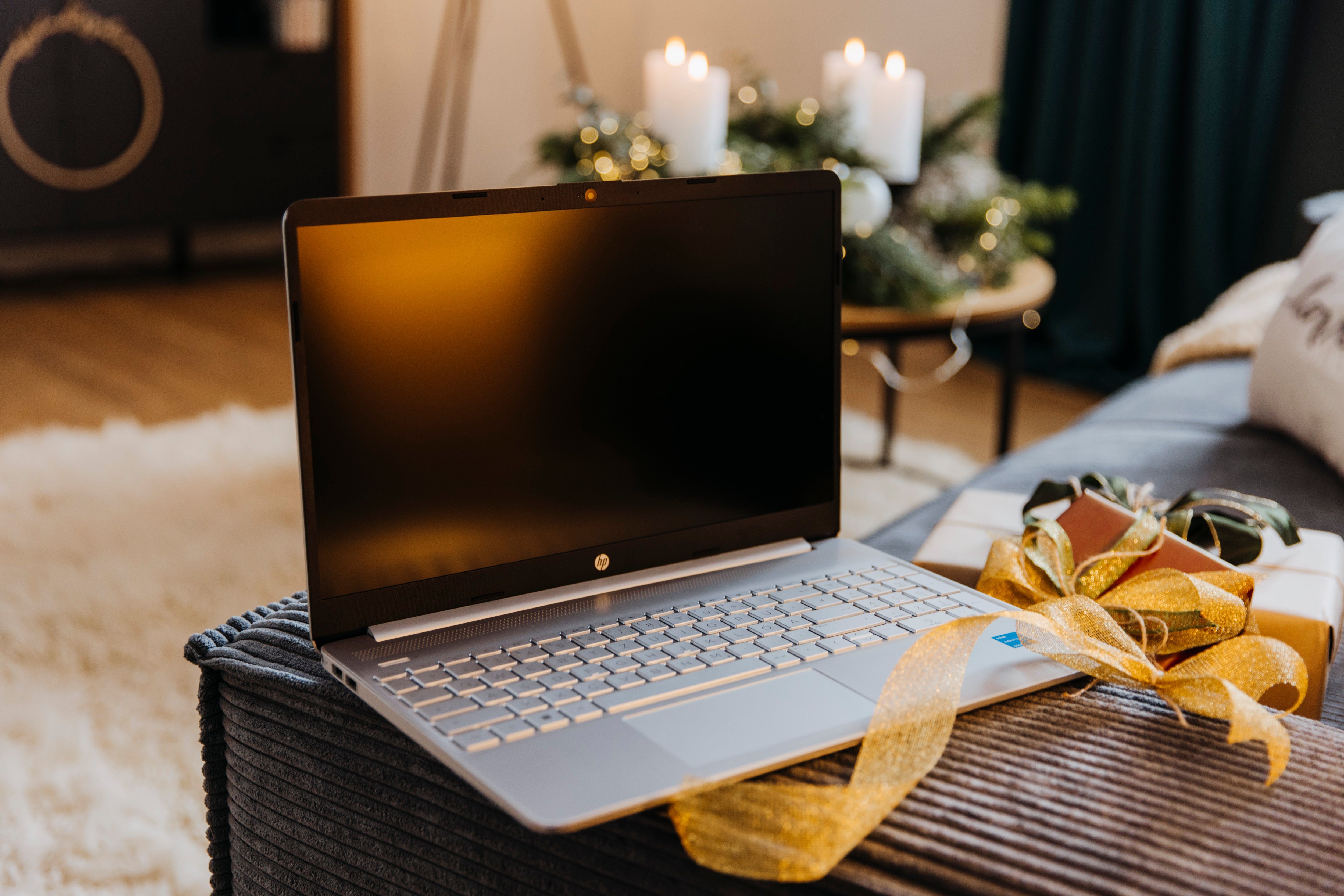 HP 15s-fq2226ng Notebook (39,6 cm/15,6 Zoll, Intel Pentium Gold 7505, UHD Graphics, 512 GB SSD)
