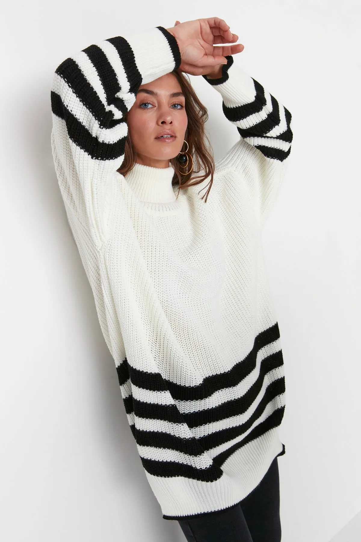 Trendyol Collection  Ecru gestreifter Oversize-Strickpullover TWOAW23KZ00005