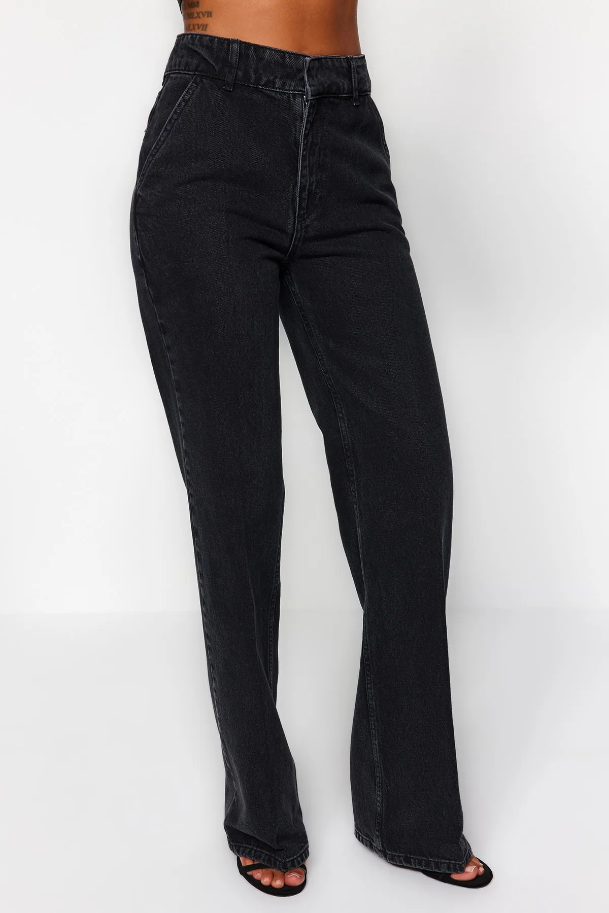 Trendyol Collection  Schwarze Jeans mit hoher Taille und weitem Bein und Taschendetail TWOAW24JE00006