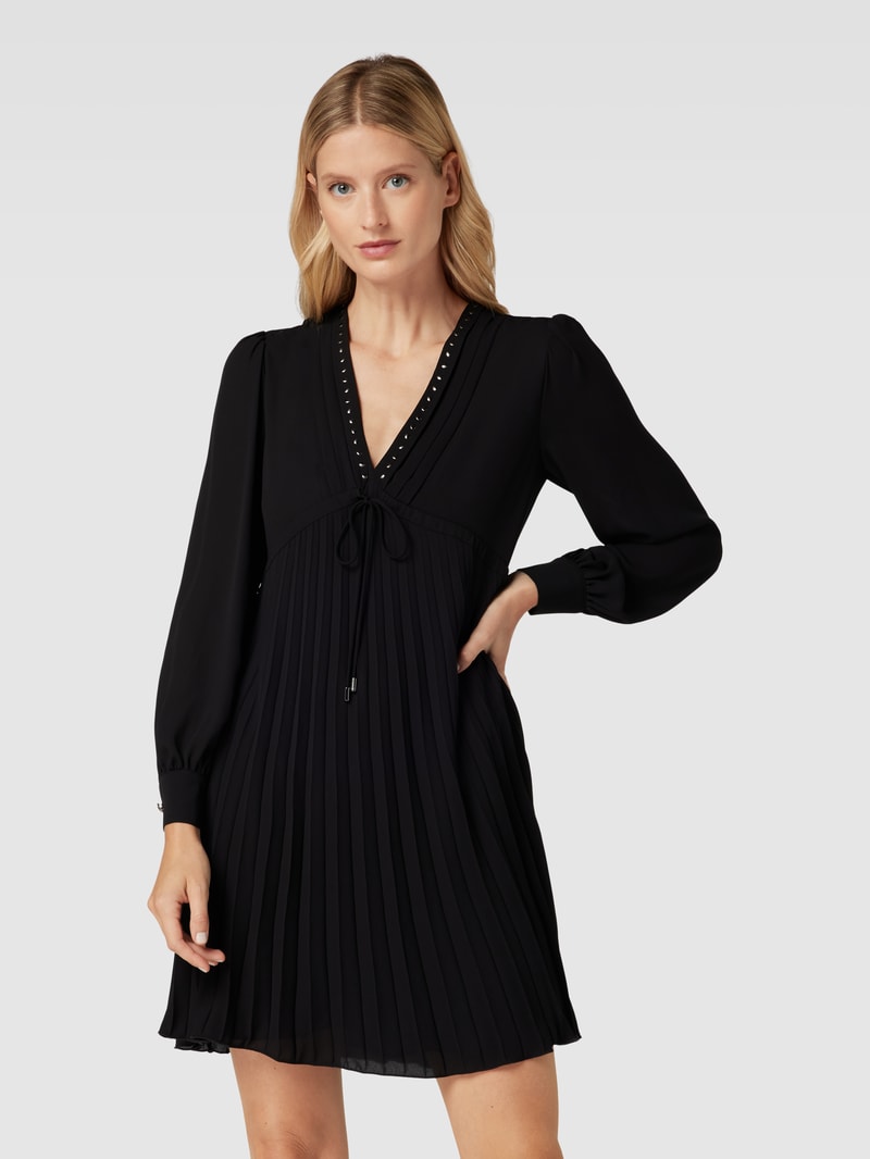 Knielanges Kleid mit Plisseefalten in schwarz