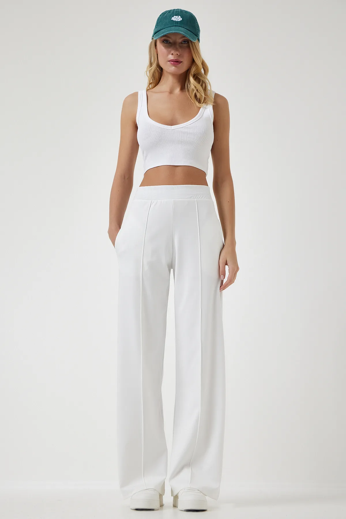 Happiness İstanbul  Weiße, dehnbare Jogginghose mit hoher Taille für Damen BF00030