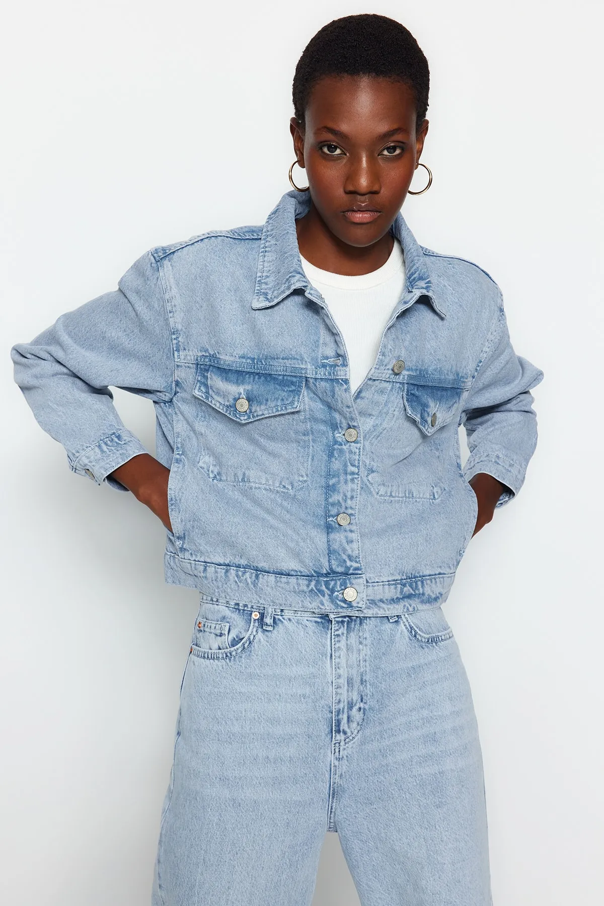 Trendyol Collection  Hellblaue Trucker-Jeansjacke TWOAW24CE00010
