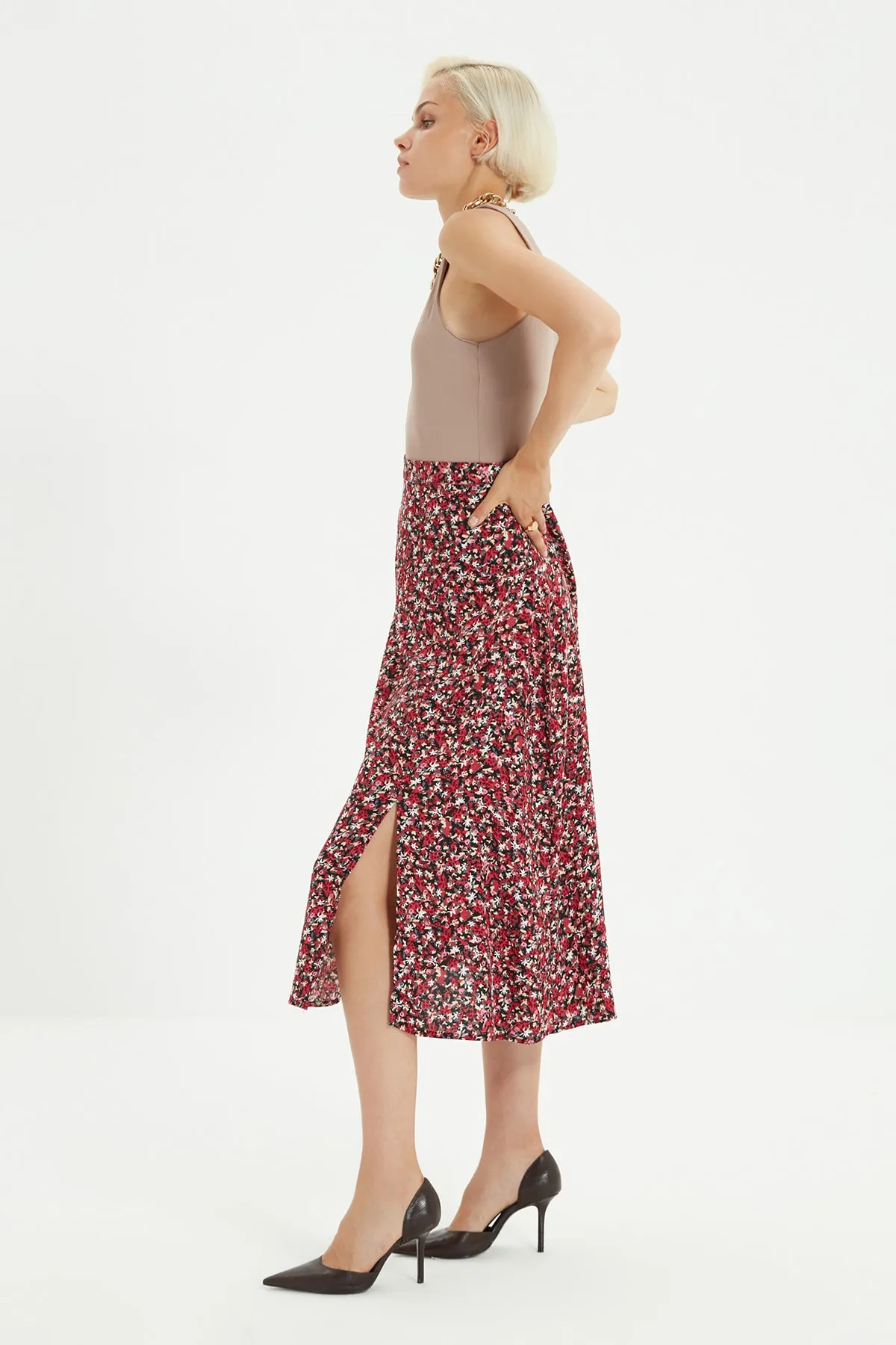 Trendyol Collection  Mehrfarbiger Midirock aus Viskosestoff mit Schlitzdetail und Blumenmuster TWOSS20ET0230