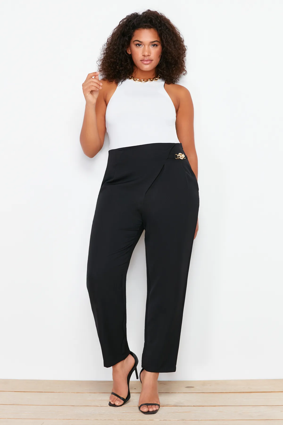 Trendyol Curve  Schwarze gewebte Hose TBBSS24AR00003