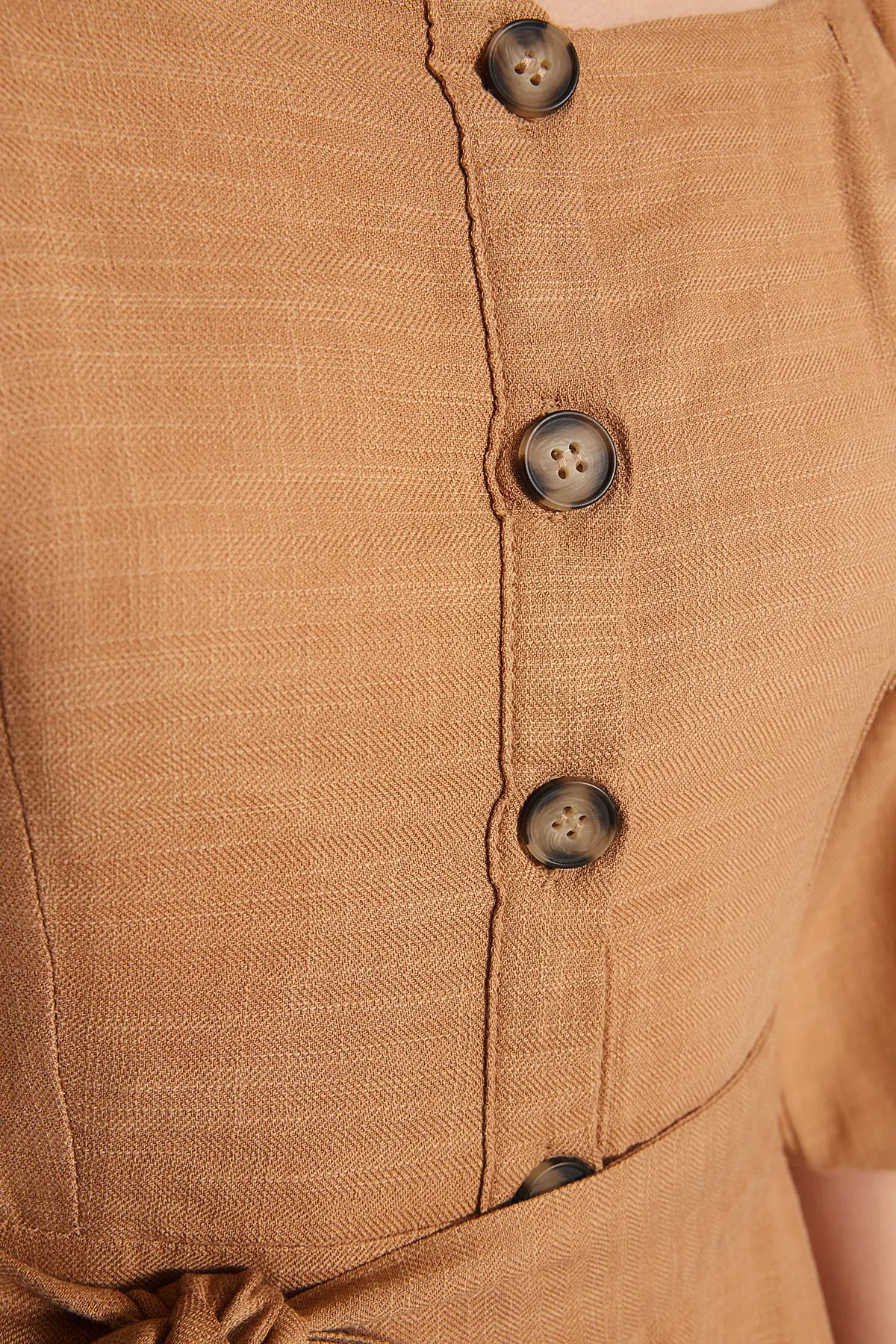Trendyol Collection  Kamelfarbenes, gewebtes Midikleid mit Gürtel und Knöpfen und quadratischem Kragen TWOSS19IE0009