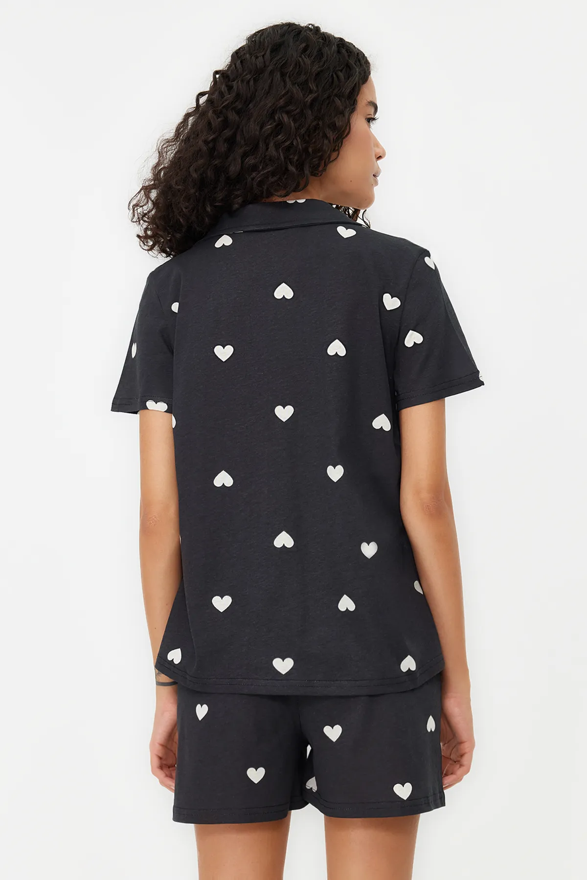 Trendyol Collection  Schwarzes, gestricktes Pyjama-Set mit Hemd und Shorts aus 100 % Baumwolle mit Herzmuster THMSS21PT0756