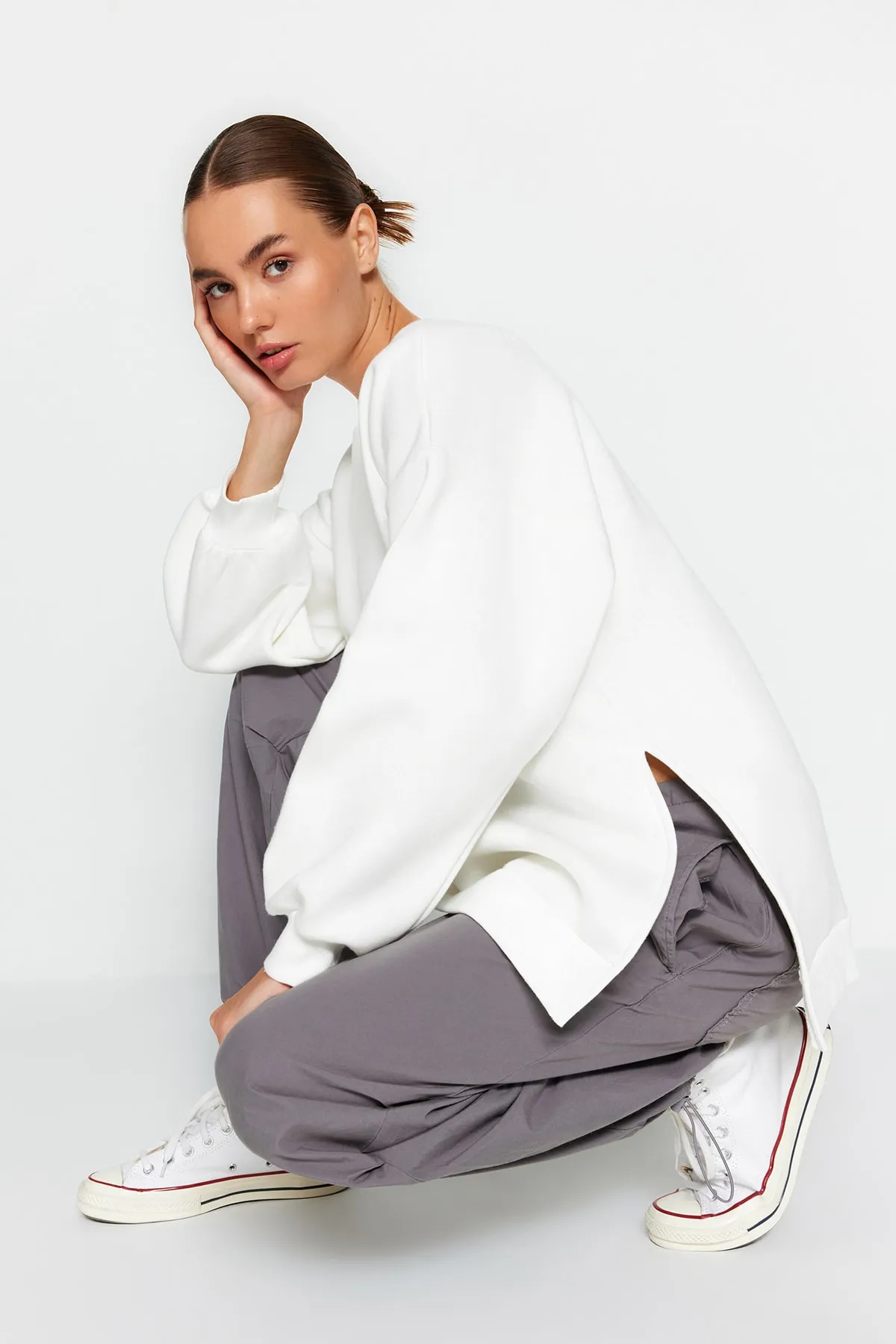 Trendyol Collection  Ecrufarbenes Oversize/Weite Passform Gestricktes Sweatshirt mit Schlitzdetail innen aus dickem Fleece TWOAW23SW00195