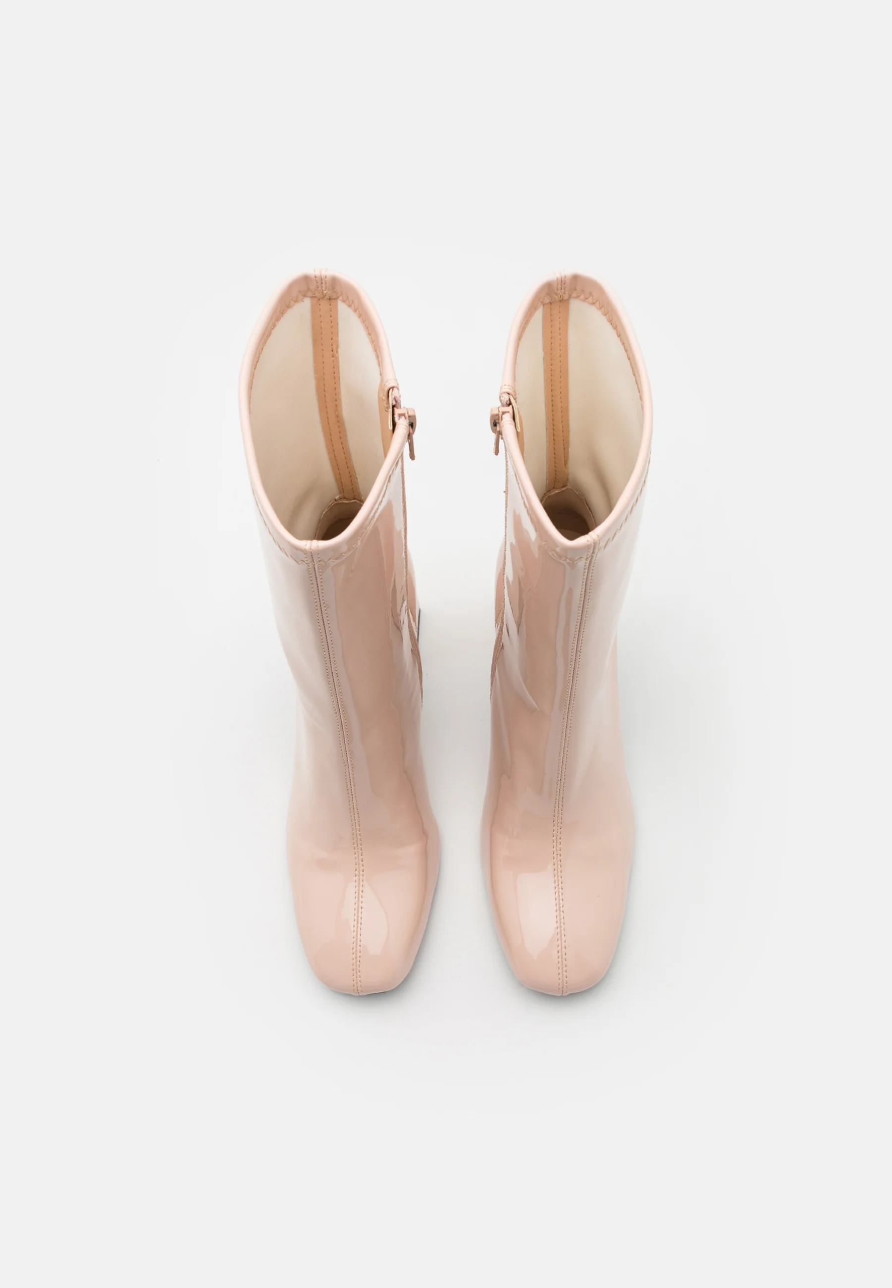 Botines de tacón par e impar