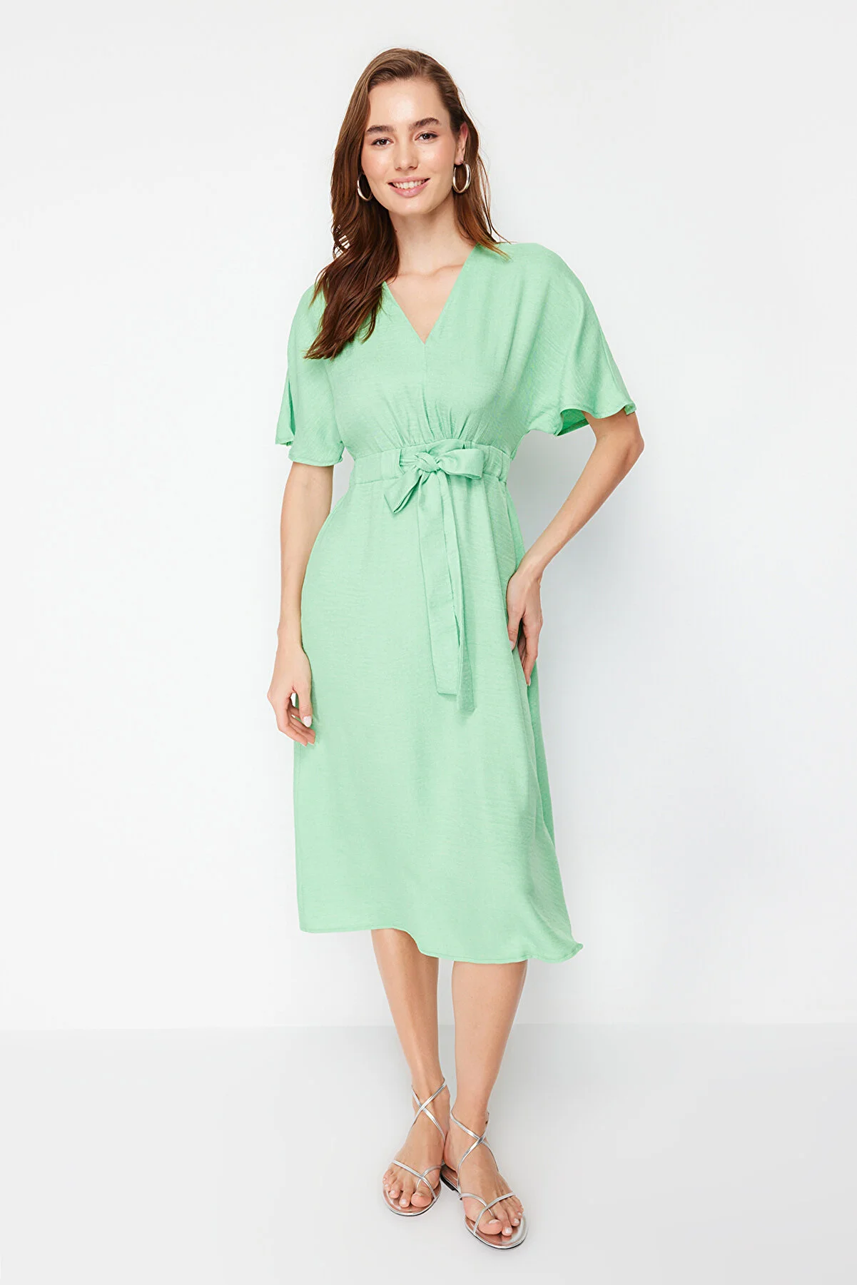 Trendyol Collection  Grünes Midi-Webkleid in A-Linie/Glockenform mit Bindedetail TWOSS23EL01543
