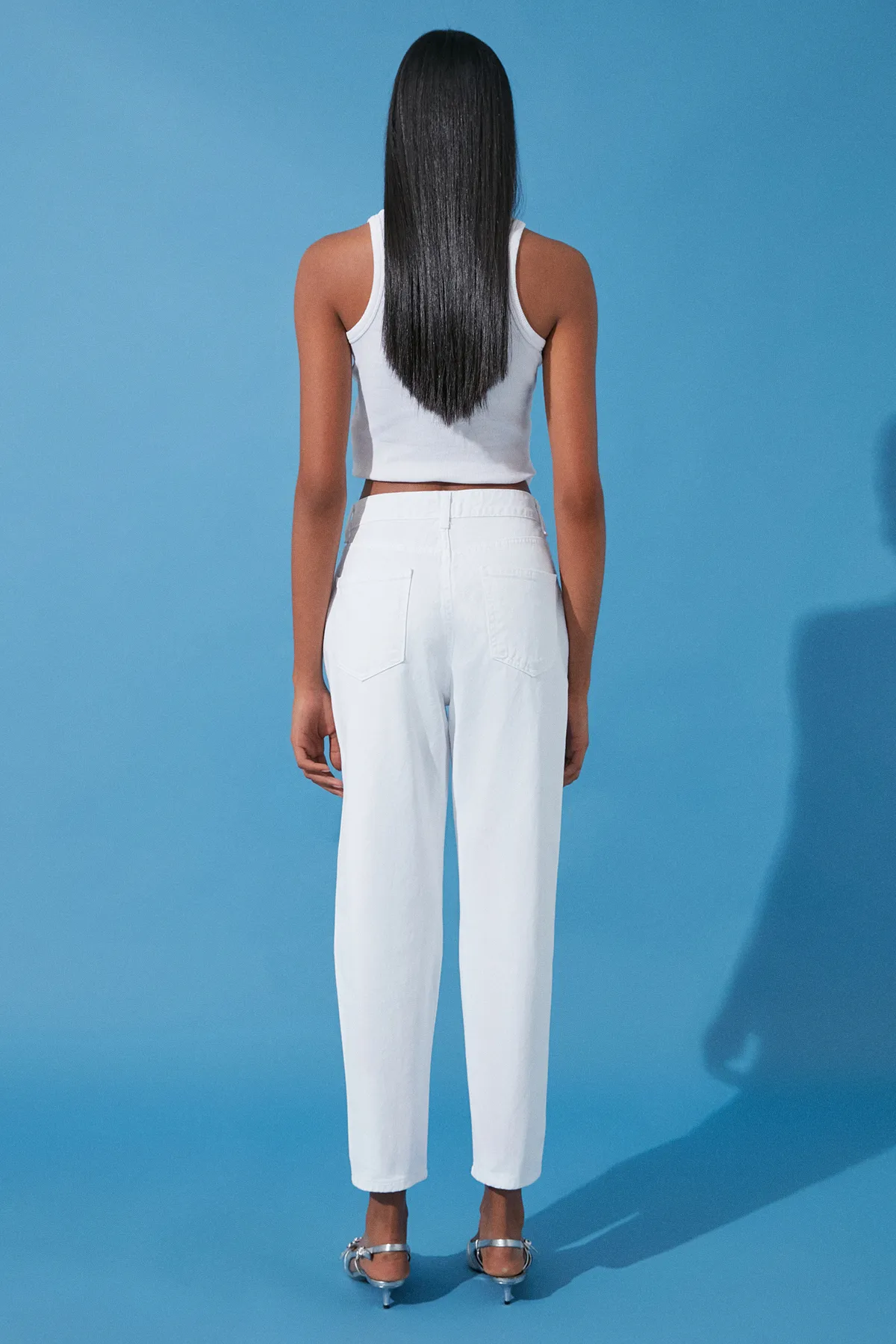 Trendyol Collection  Weiße Mom-Jeans mit hoher Taille und Knopfleiste vorne TWOSS24JE00138