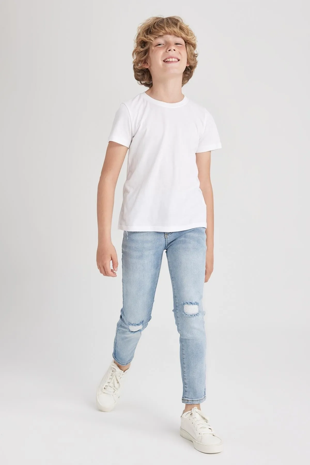 DeFacto  Slim Fit Jeanshose für Jungen mit zerrissenem Detail und geradem Bein Z1599a623sm