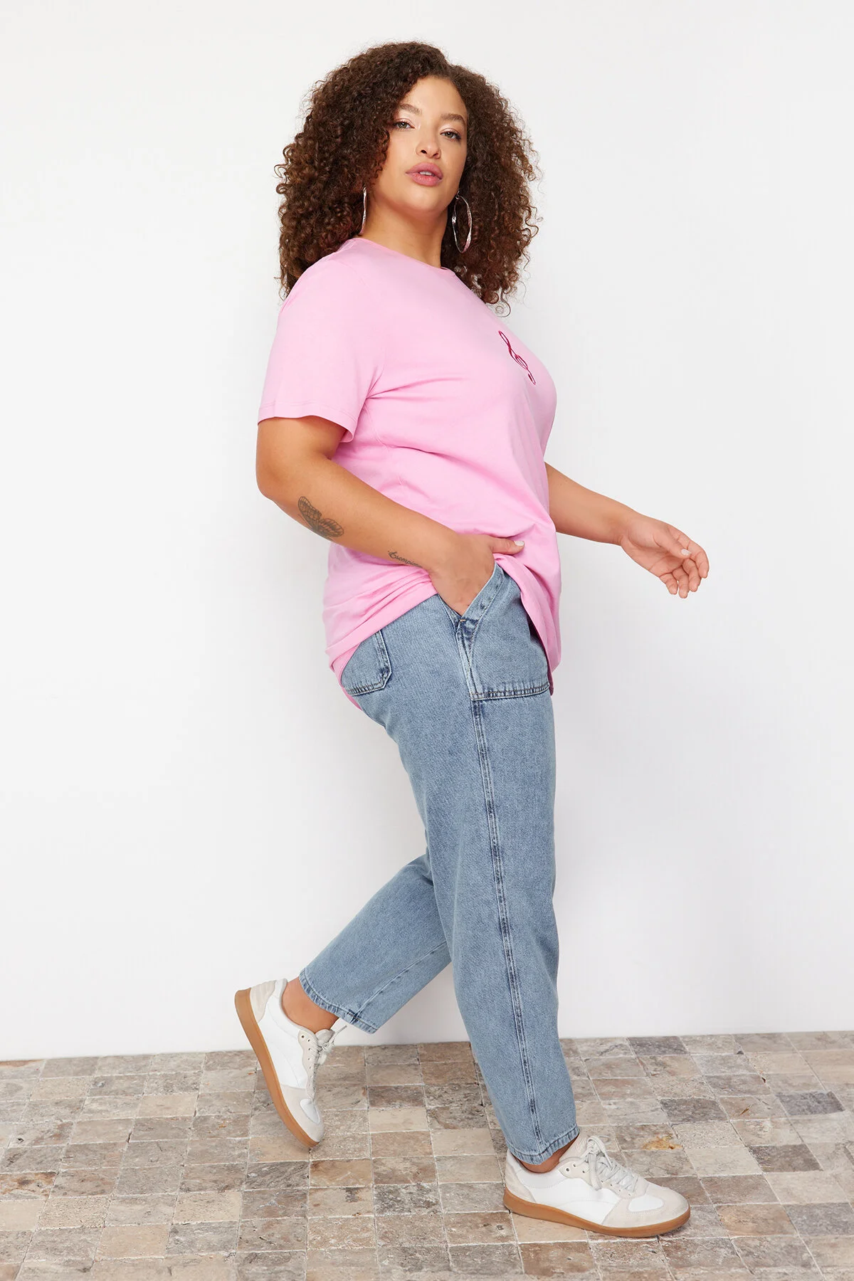 Trendyol Curve  Hellblaue Mom-Fit-Jeans mit elastischem Bund TBBSS24CJ00041