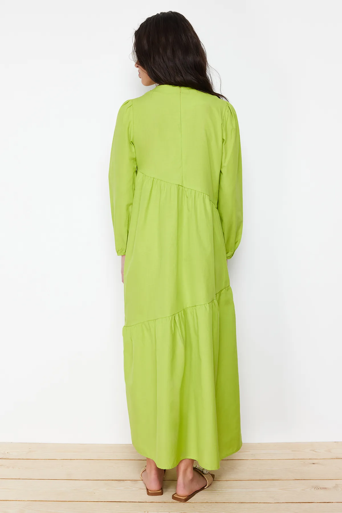 Trendyol Modest  Ölgrünes, detailliertes Baumwoll-Webkleid mit weitem Schnitt und Raffung TCTSS21EL3470