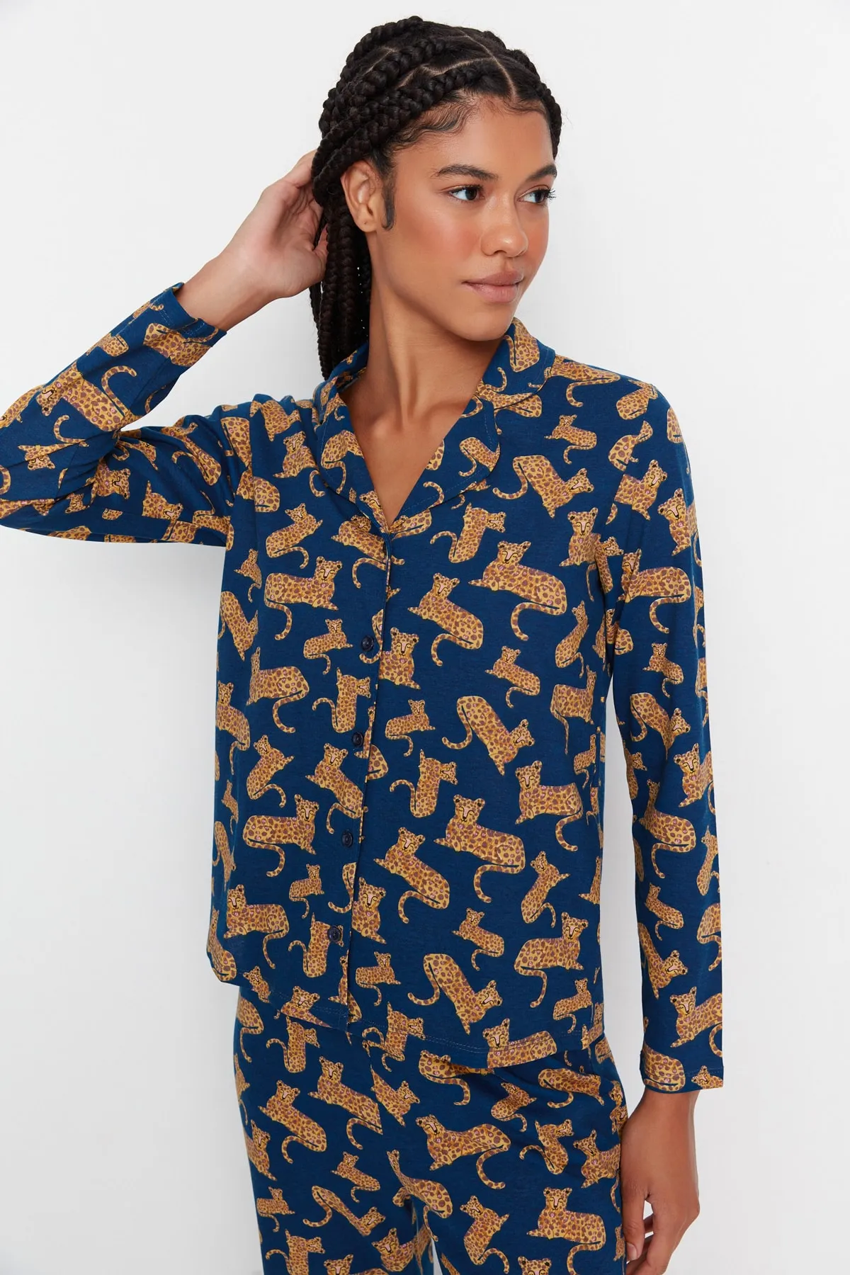 Trendyol Collection  Petrolfarbenes Pyjama-Set aus Strick mit Gepardenmuster THMAW23PT00150
