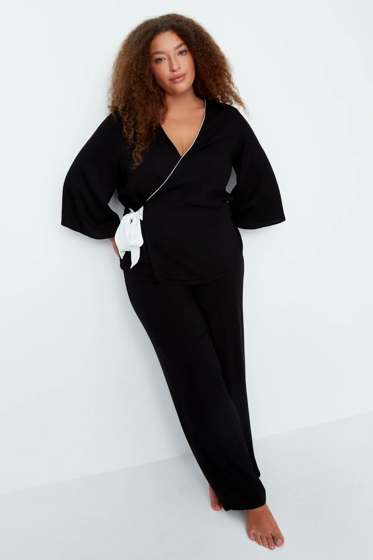 Trendyol Curve  Schwarzes, zweireihiges, gewebtes Pyjama-Set zum Binden mit Kragen TBBAW23AI00032