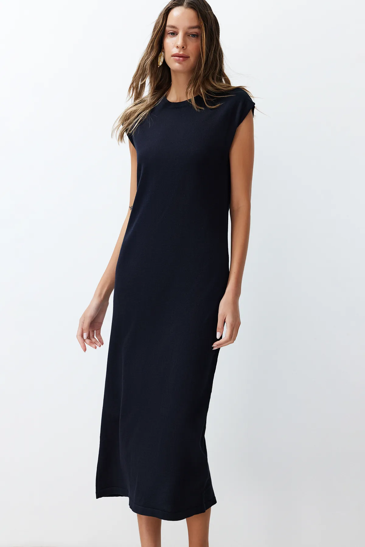 Trendyol Collection  Marineblaues Maxi-Strickkleid mit Gürtel und Farbblockmuster TWOSS24EL00301