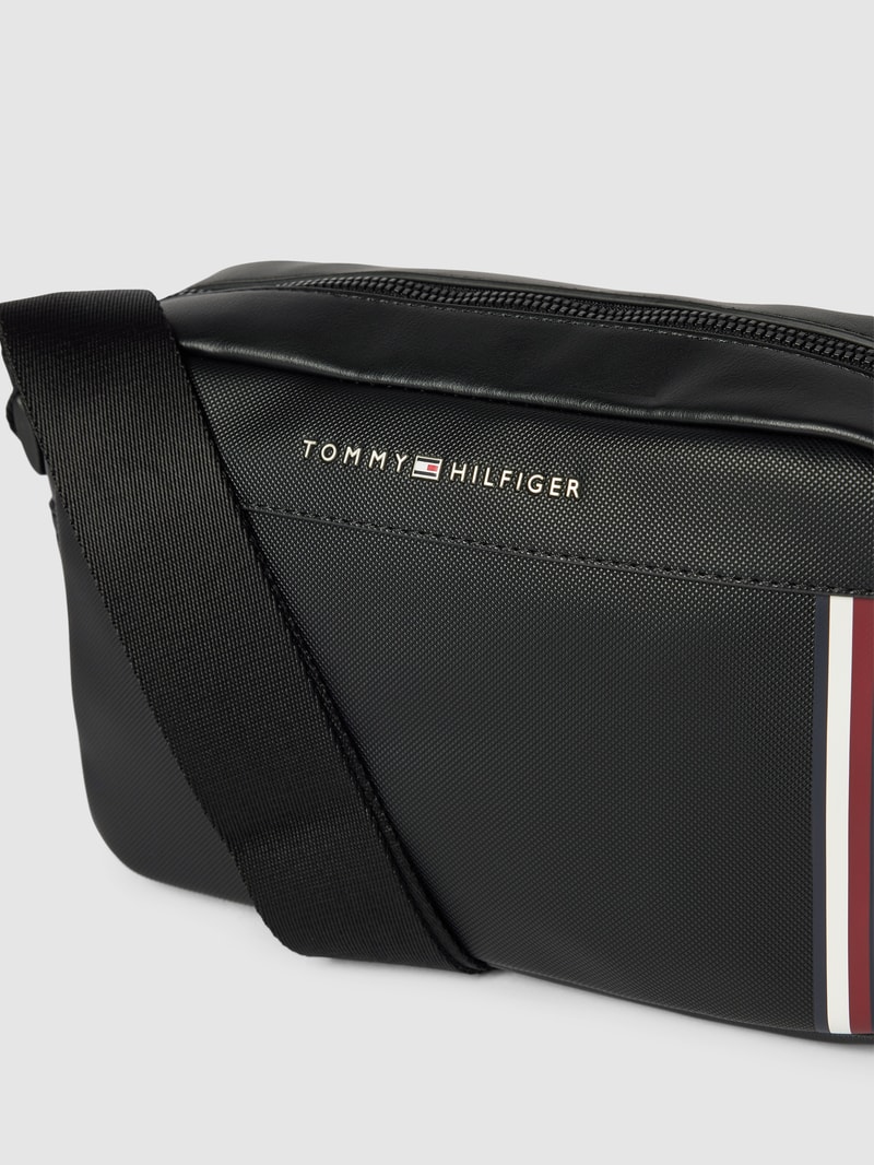 Umhängetasche mit Label-Print Modell 'PIQUE' in schwarz